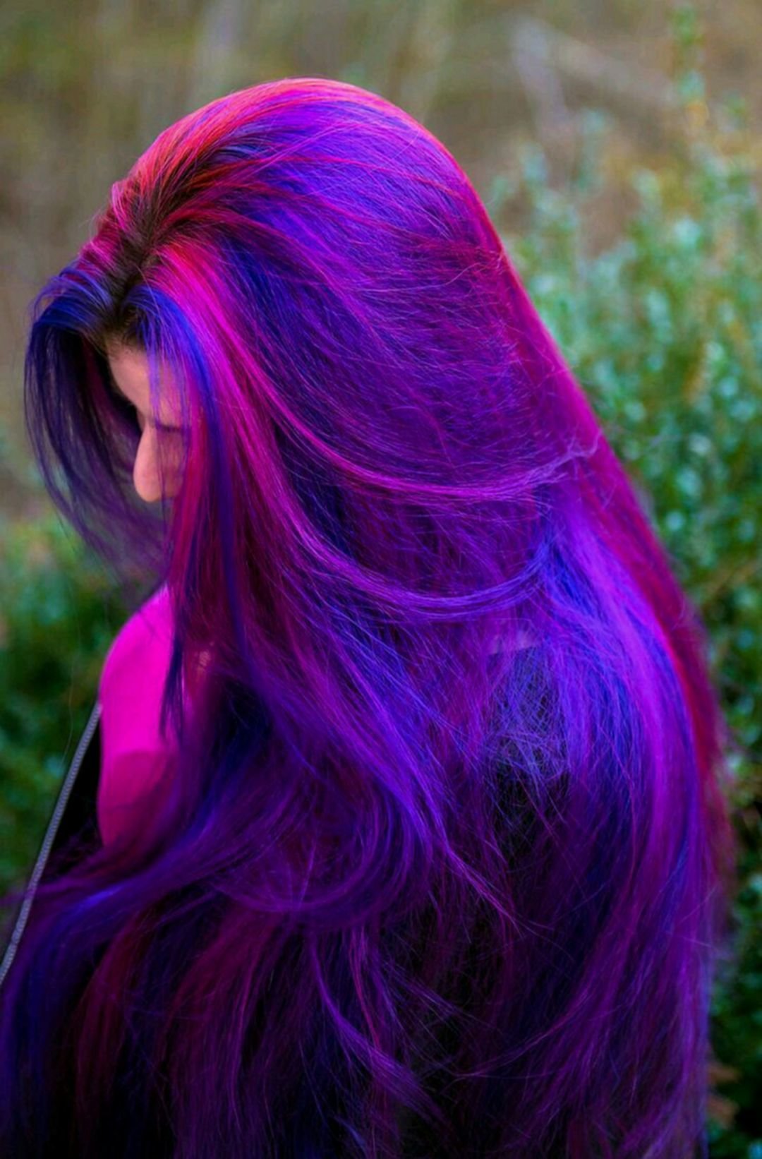 Темно розовая краска. Цветные волосы. Фиолетовые волосы. Яркие цвета волос. Разноцветное окрашивание волос.
