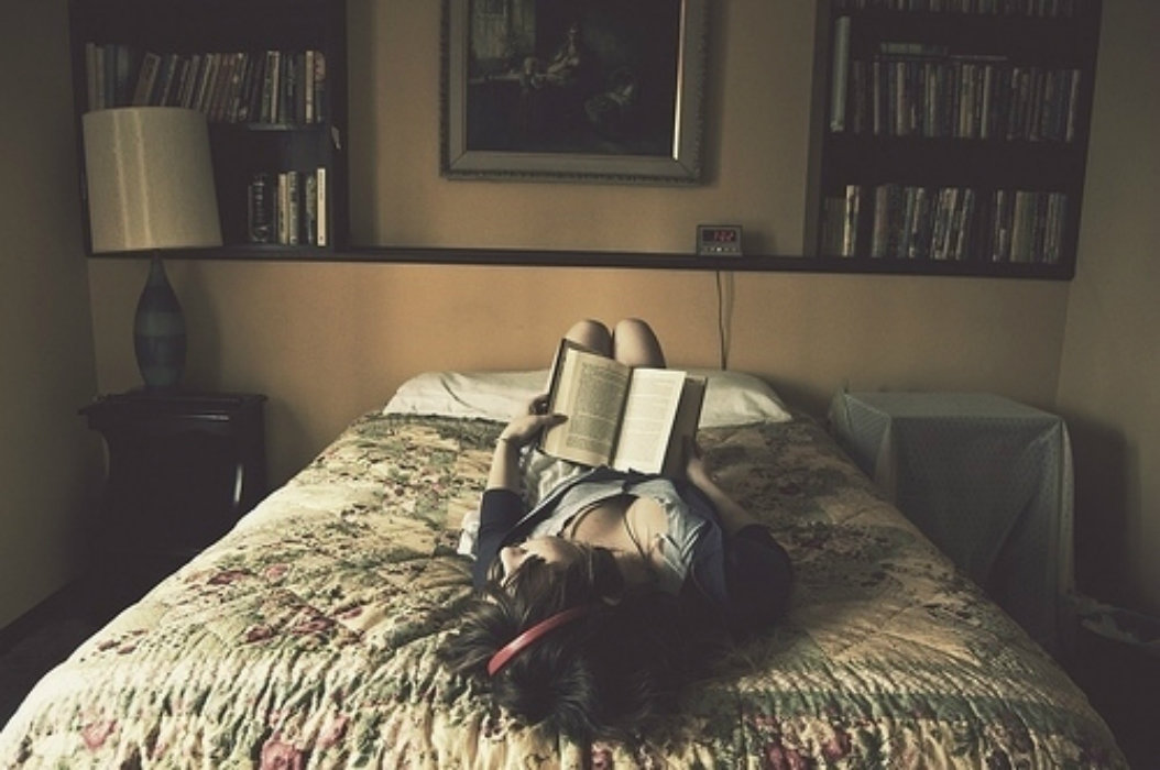 Девушки с книгой в постели
