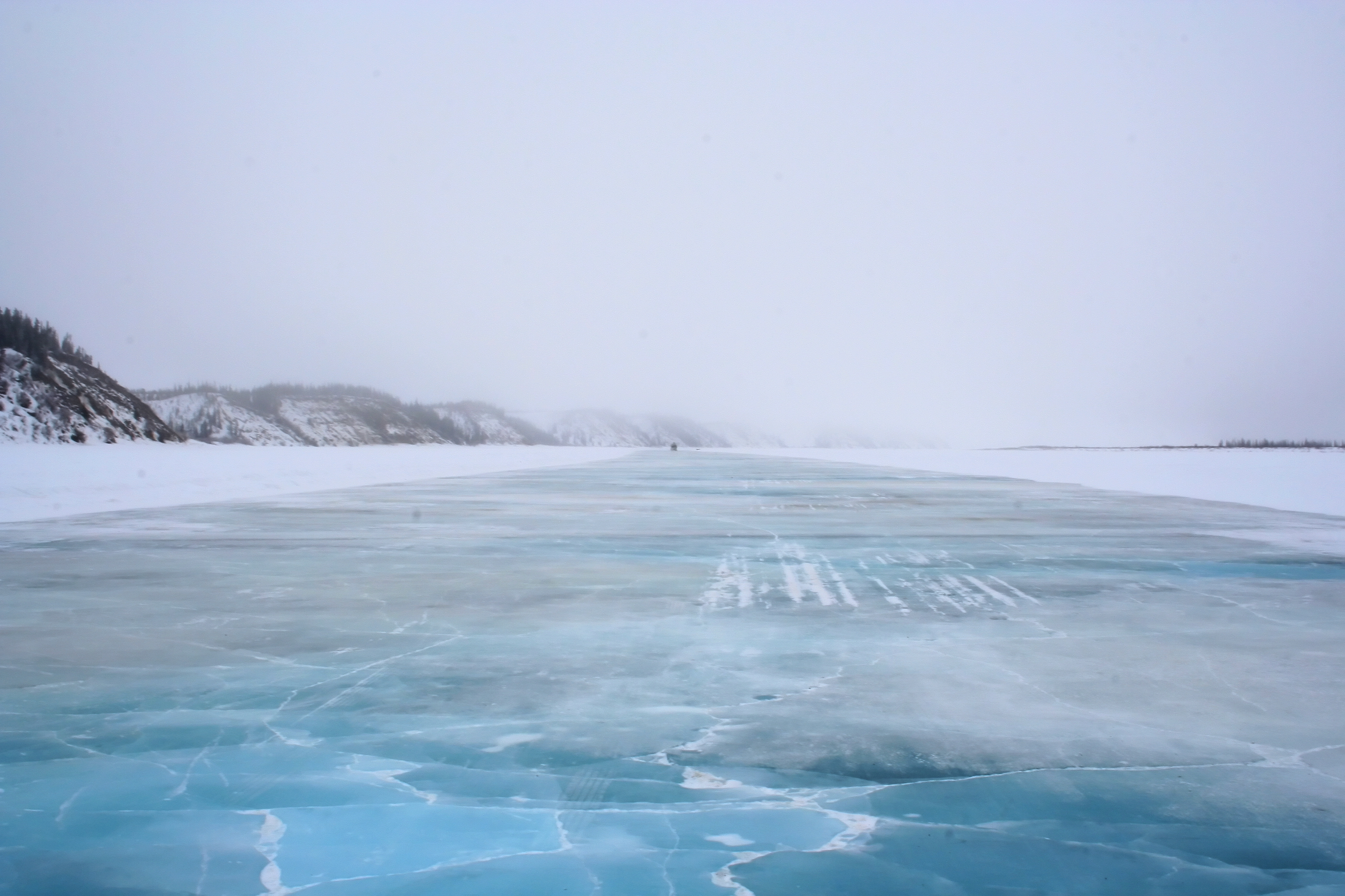 Вода в реке замерзла. Река Маккензи зимой. Река Маккензи Канада. Озеро Байкал ледостав. Лед на реке.
