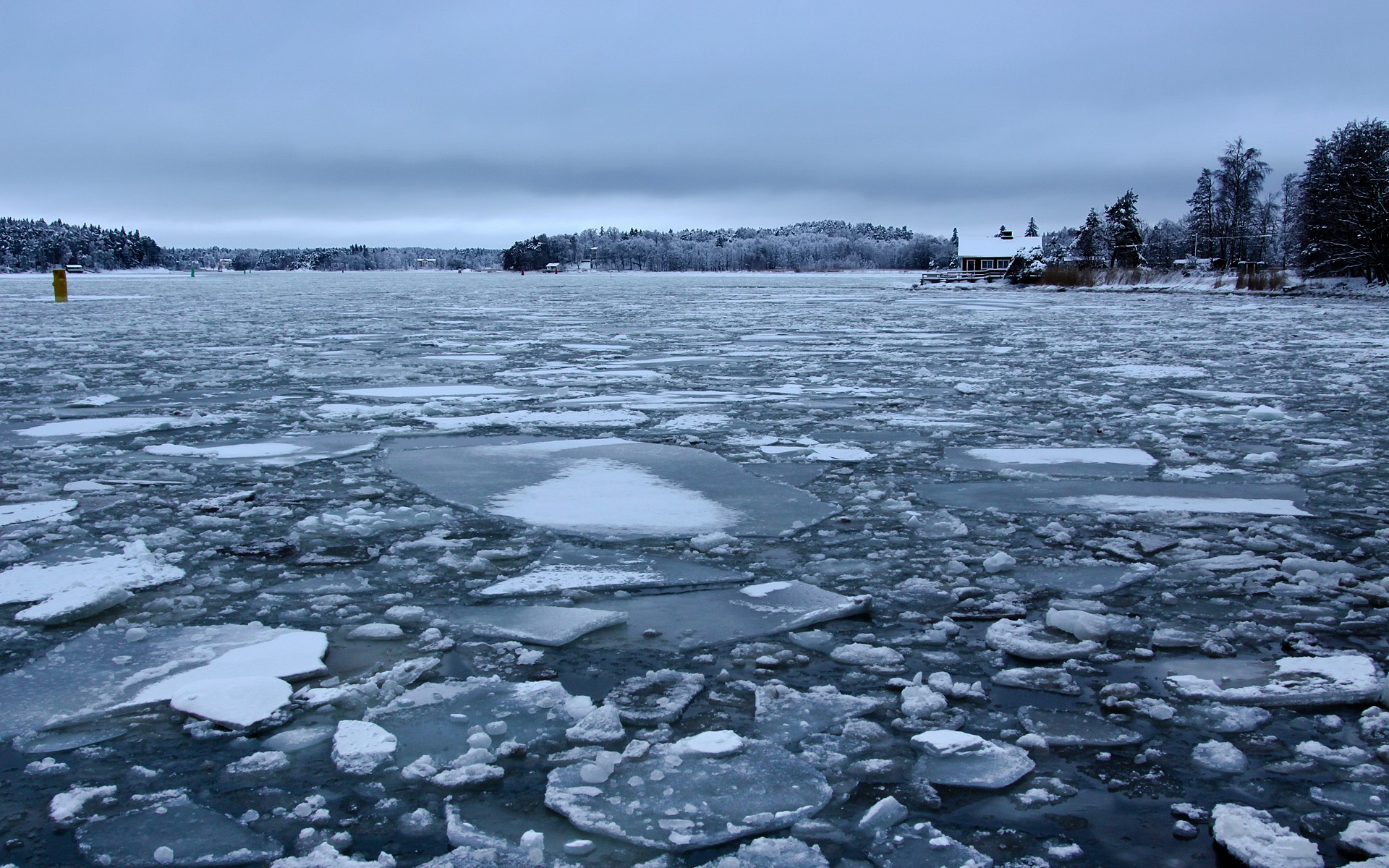 Мелкий лед на воде. Озеро Байкал ледостав. Лед на реке. Расколотый лёд на озере. Льдины на озере.