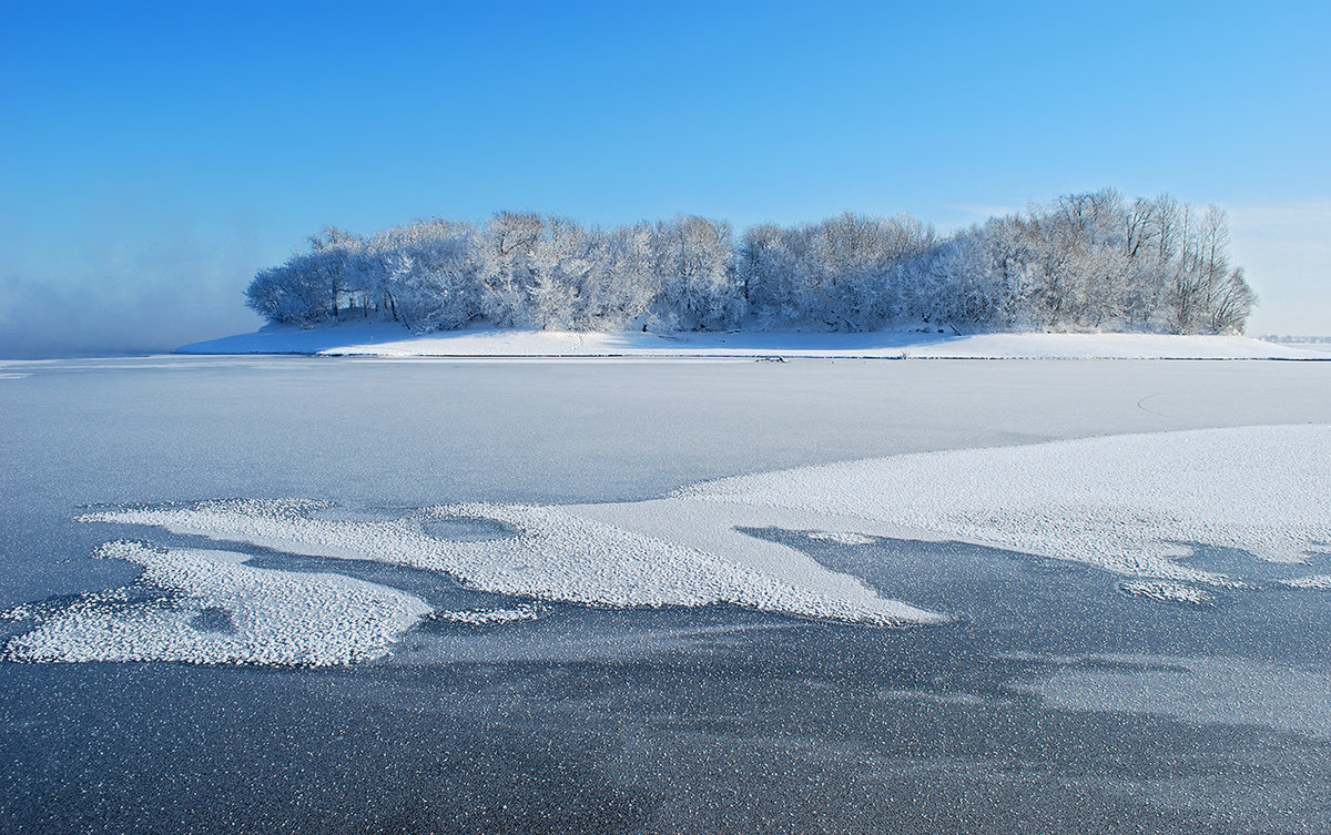 Лед на реках и озерах. Лед на реке. Река покрытая льдом. Замерзшее озеро. Озеро зимой.
