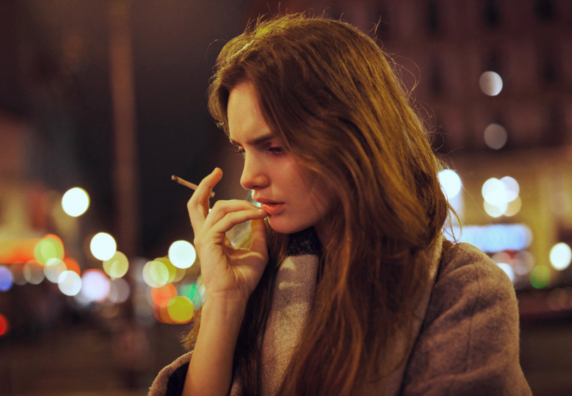 Света размышляет. Задумчивая девушка. Девушка с сигаретой. Красивая задумчивая девушка. Задумчивая женщина с сигаретой.