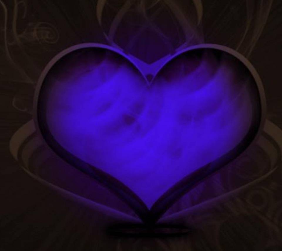 Фиолетовый цвет сердечка. Сердце фиолетовое. Фиолетовые сердечки. Синий фон с сердечками. Фиолетовое сердечко на черном фоне.