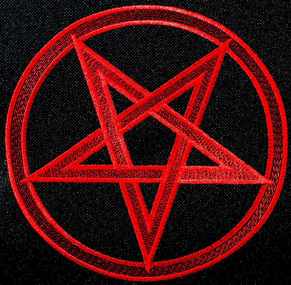 Дьявол и пентакли. Пентаграмма дьявола со знаками. Символ сатаны звезда пятиконечная звезда. Пятиконечная звезда сатанинский символ. Сатанинская звезда пентаграмма.