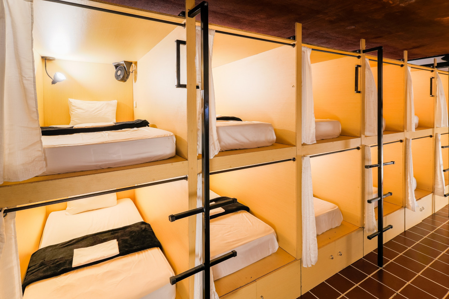 Отдых общежитие. Капсульный хостел. Капсульные кровати для хостела. Отель капсульного типа. Капсулы для хостела.