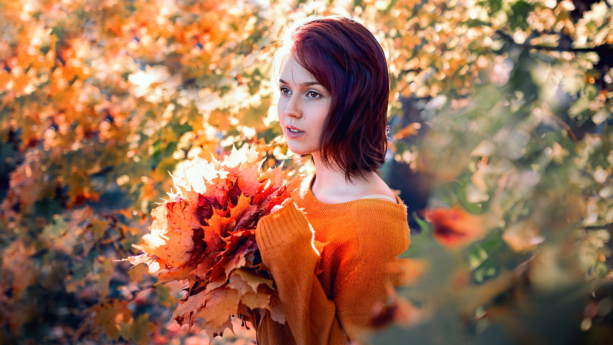 женщина в осенних листьях фото