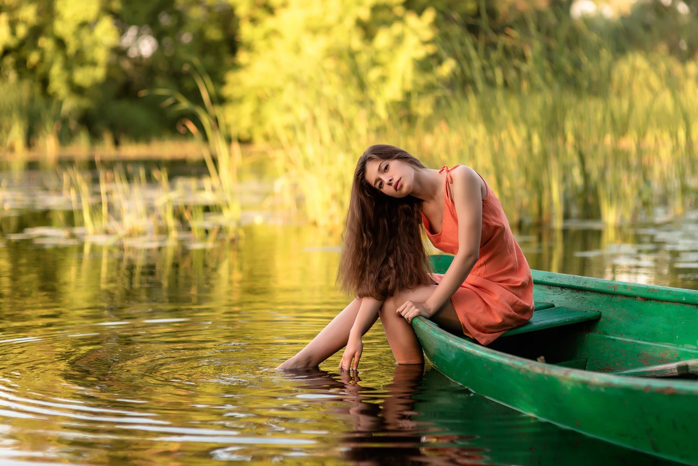 Незабываемые картинки. Фотосессия на озере. Фотосессия на пруду. Фотосессия в лодке. Девушка возле воды.