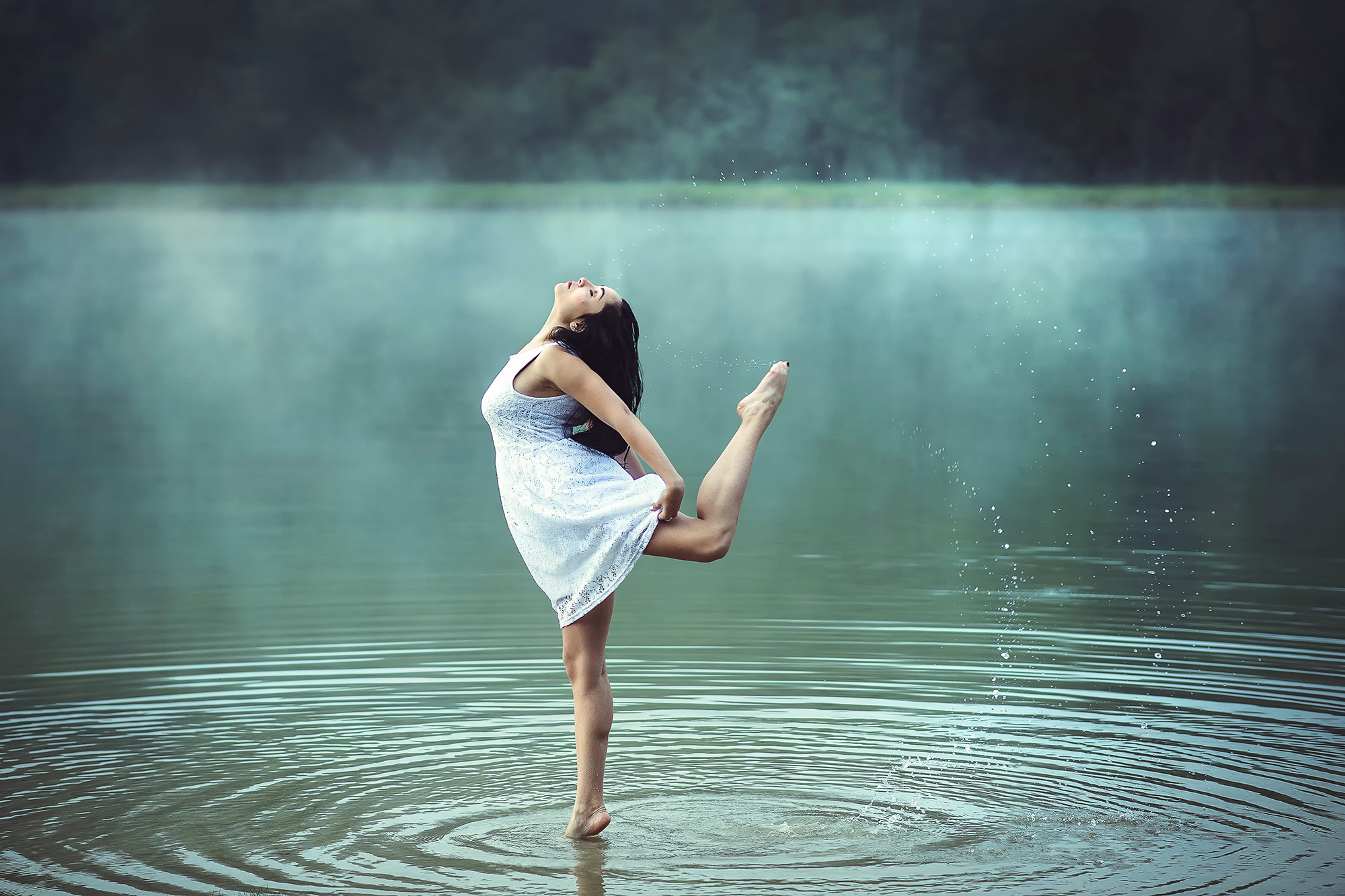 Бежать по воде песня. Девушка в воде. Девушки на озере. Фотосессия в воде. Девушка около воды.