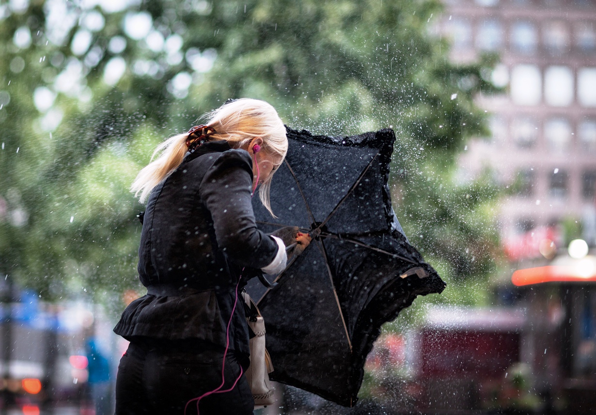 Блондинка под зонтом в дождь