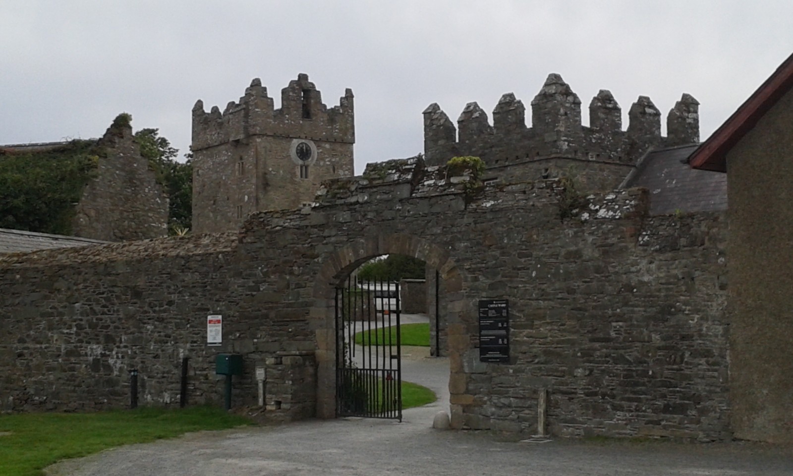 Ворота крепости 5 букв. Замок Уорд Северная Ирландия. Замок Уорд Винтерфелл. Замок Уард в Ирландии.