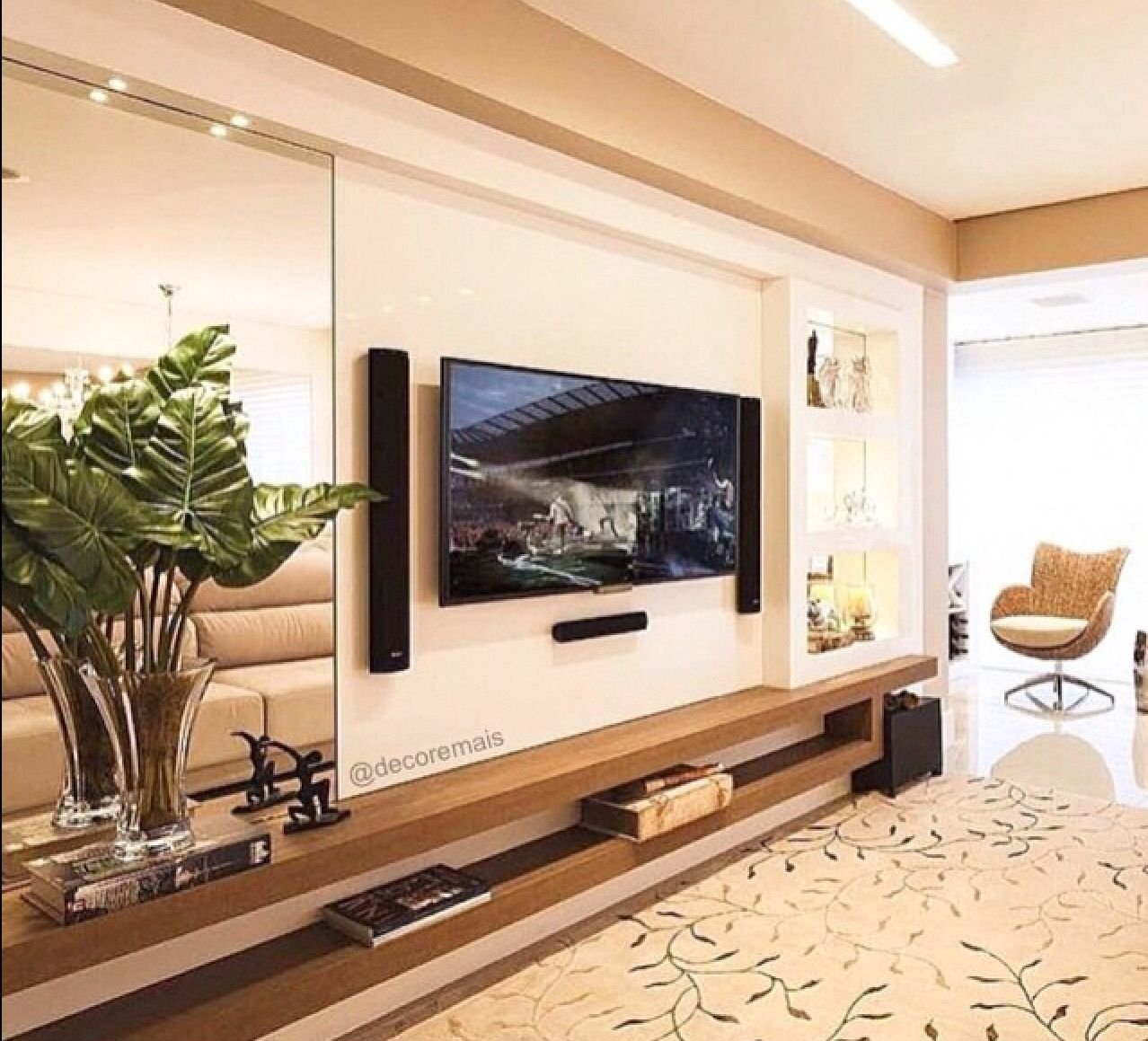 Дизайн стен с телевизором фото. Гостиная с телевизором на стене. Телевизор в интерьере. Телевизор в интерьере гостиной. Гостиная зона телевизора.