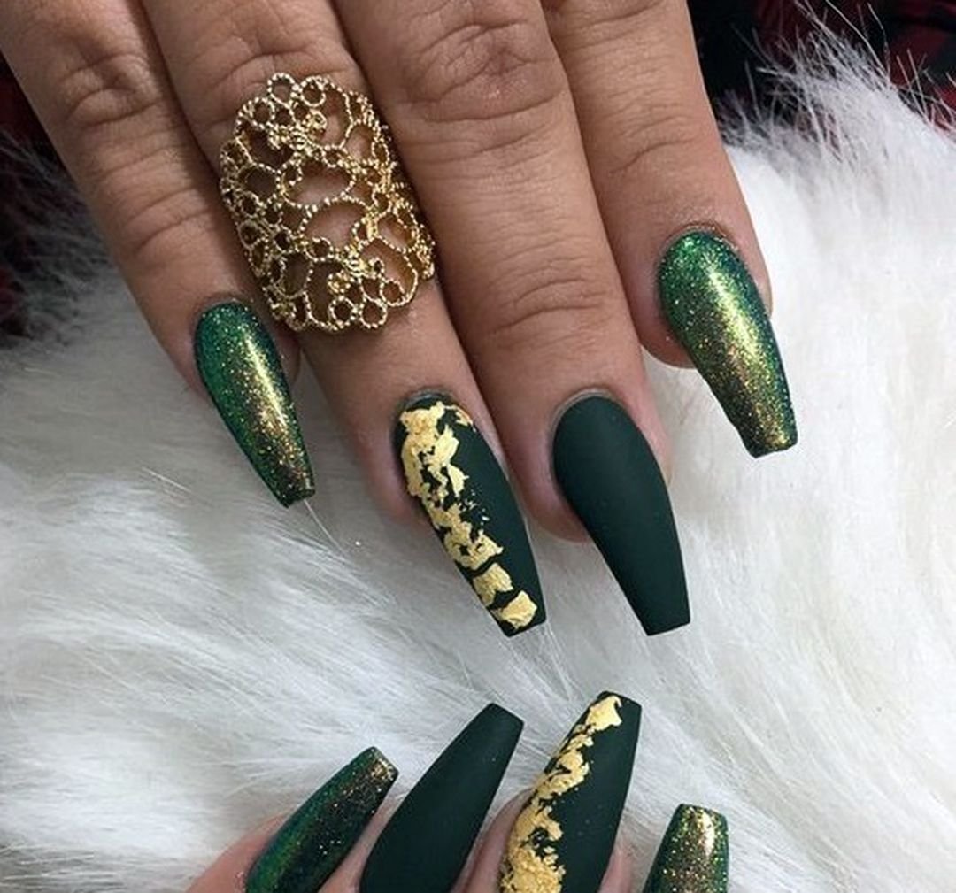Зелено золотые ногти. Маникюр зеленый с золотом 2022. Ногти зелёные с золотом. Маникюр зеленый с золотом. Маникюр изумрудный с золотом.