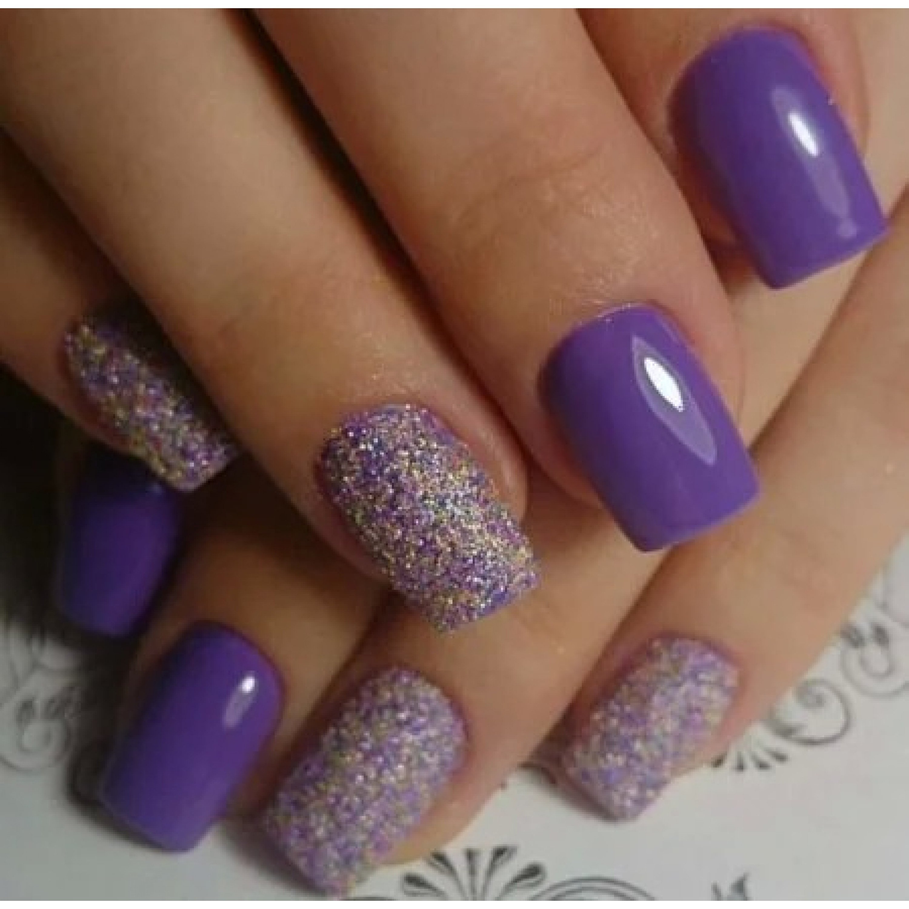 Сиреневые ногти с блестками. Сиреневые ногти. Фиолетовый маникюр на короткие ногти. Ногти сиреневые с блестками. Маникюр в сиреневых тонах.