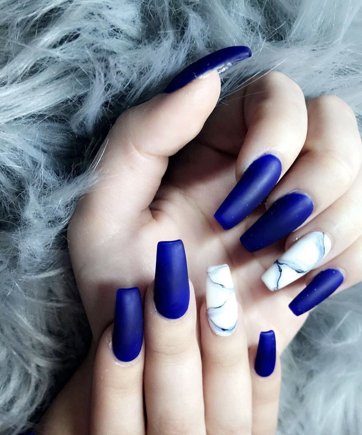 Длинный синий маникюр. Синие ногти. Длинные синие ногти. Ногти синие с белым. Темно синие ногти.