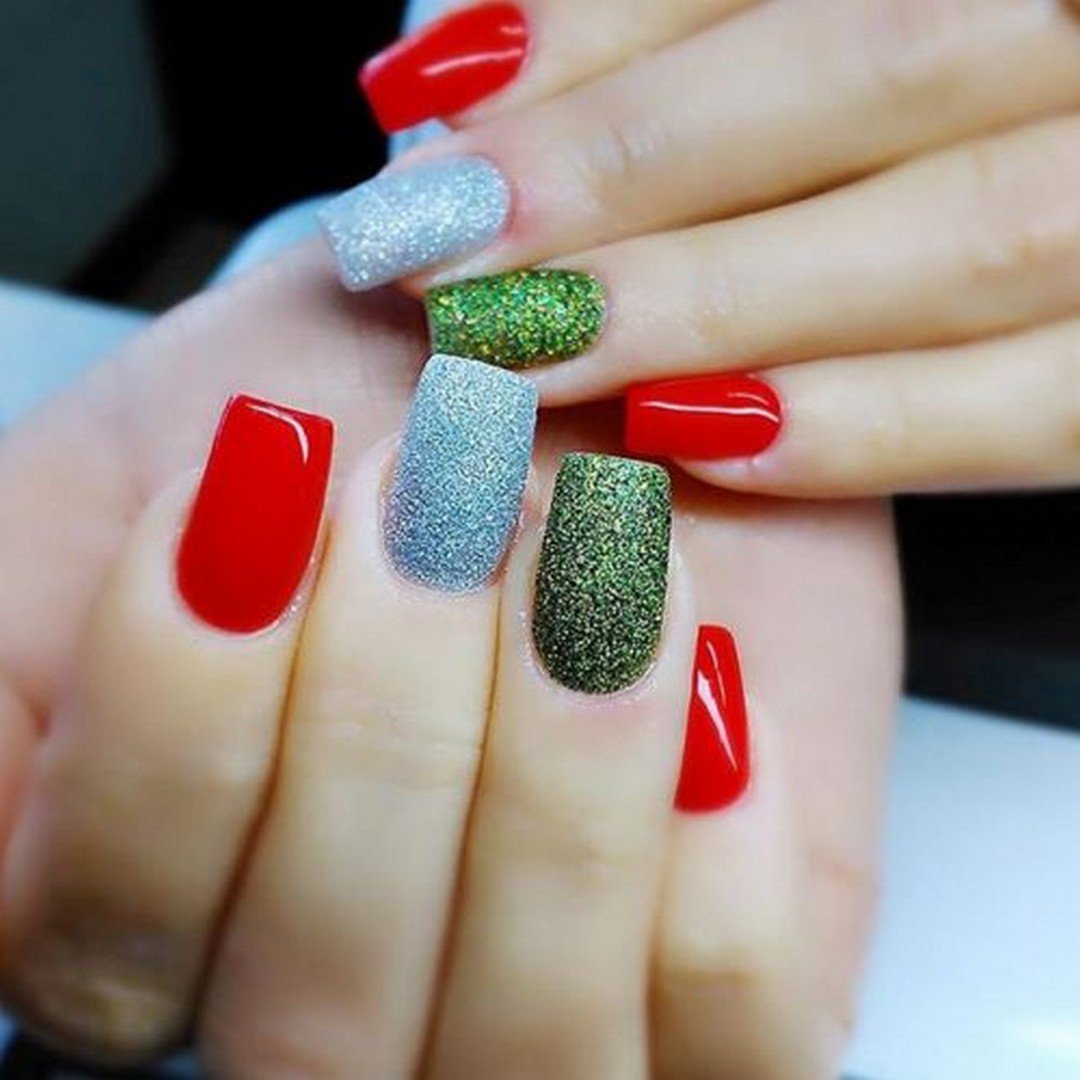 Дизайн ногтей красный с зеленым