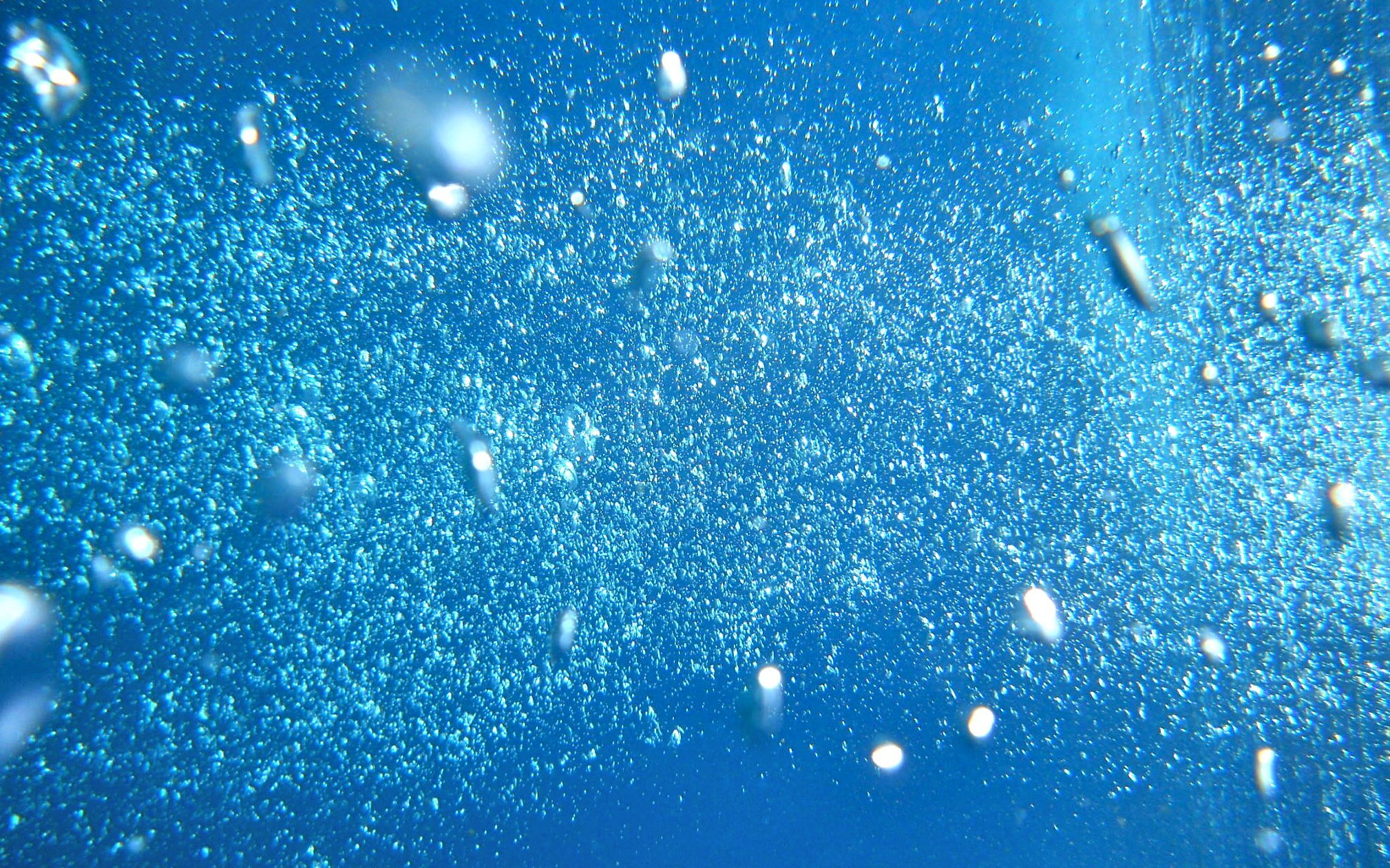 Пузырики под. Фон вода с пузырьками. Голубой фон с пузырьками воды. Водяной пузырь. Блики на воде.