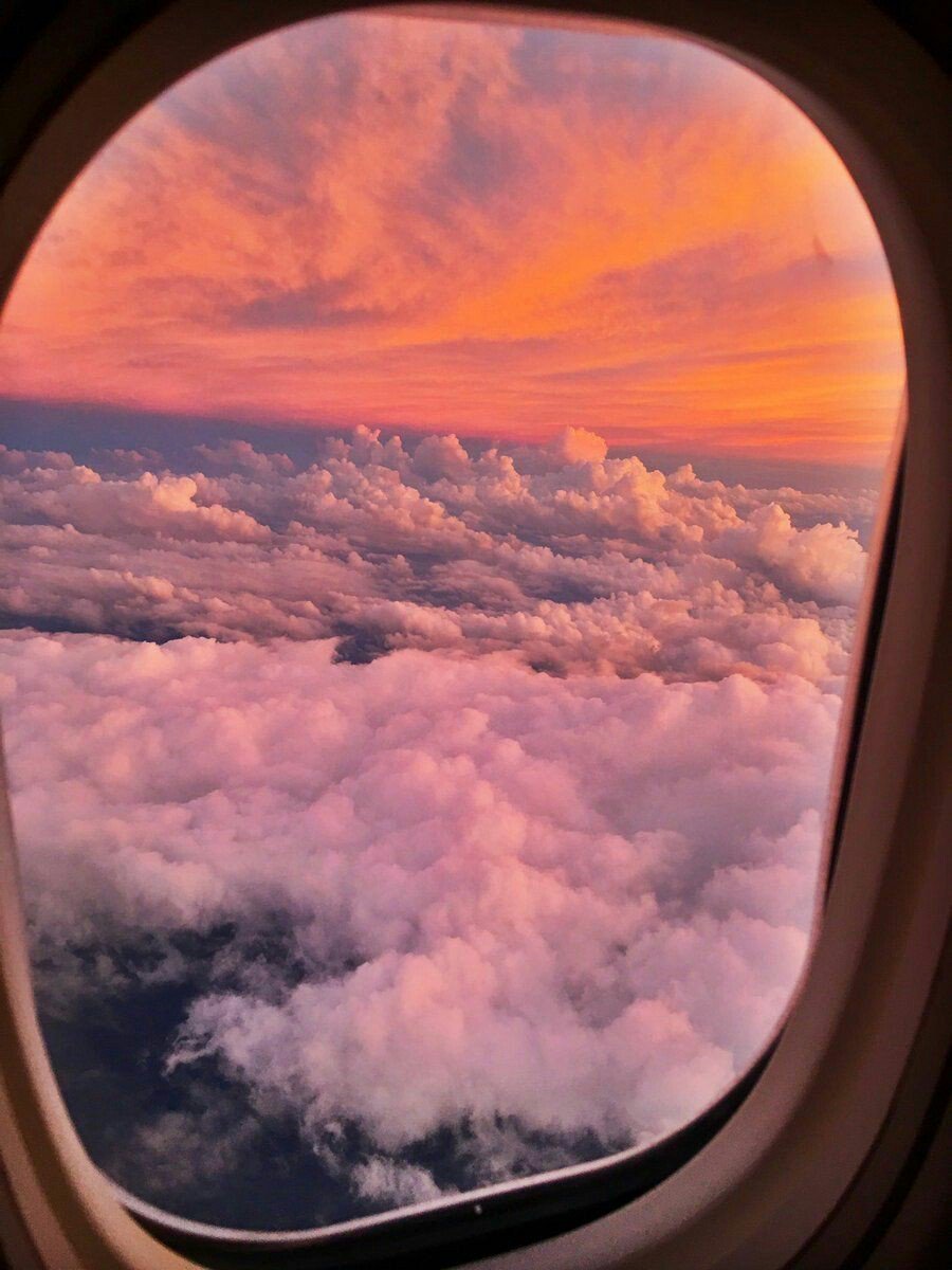 Вид из окна самолета на море