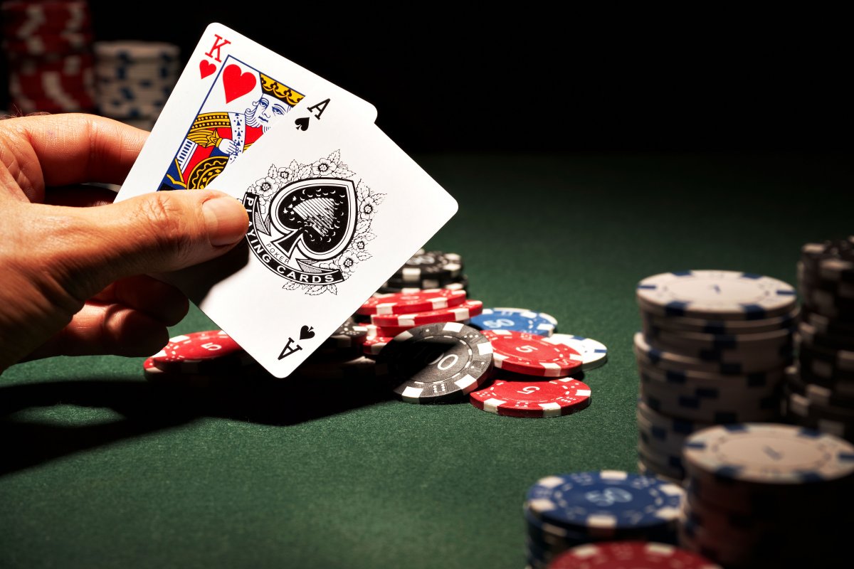 Покерный стол с картами