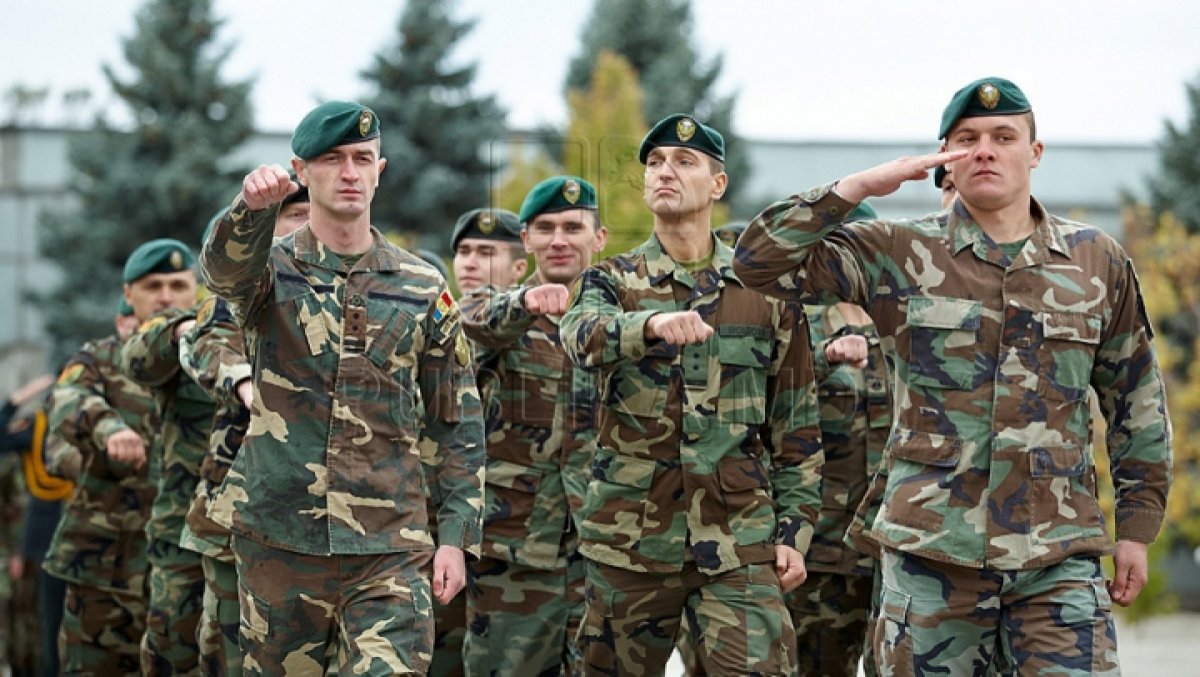 Мужчины в военной форме русские