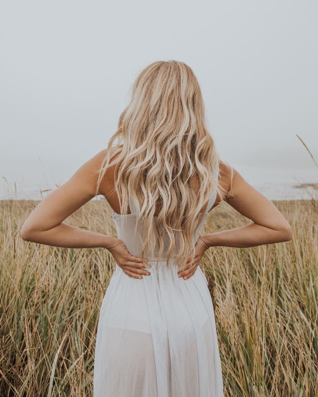 Фото девушек блондинок со спины с недлинными волосами