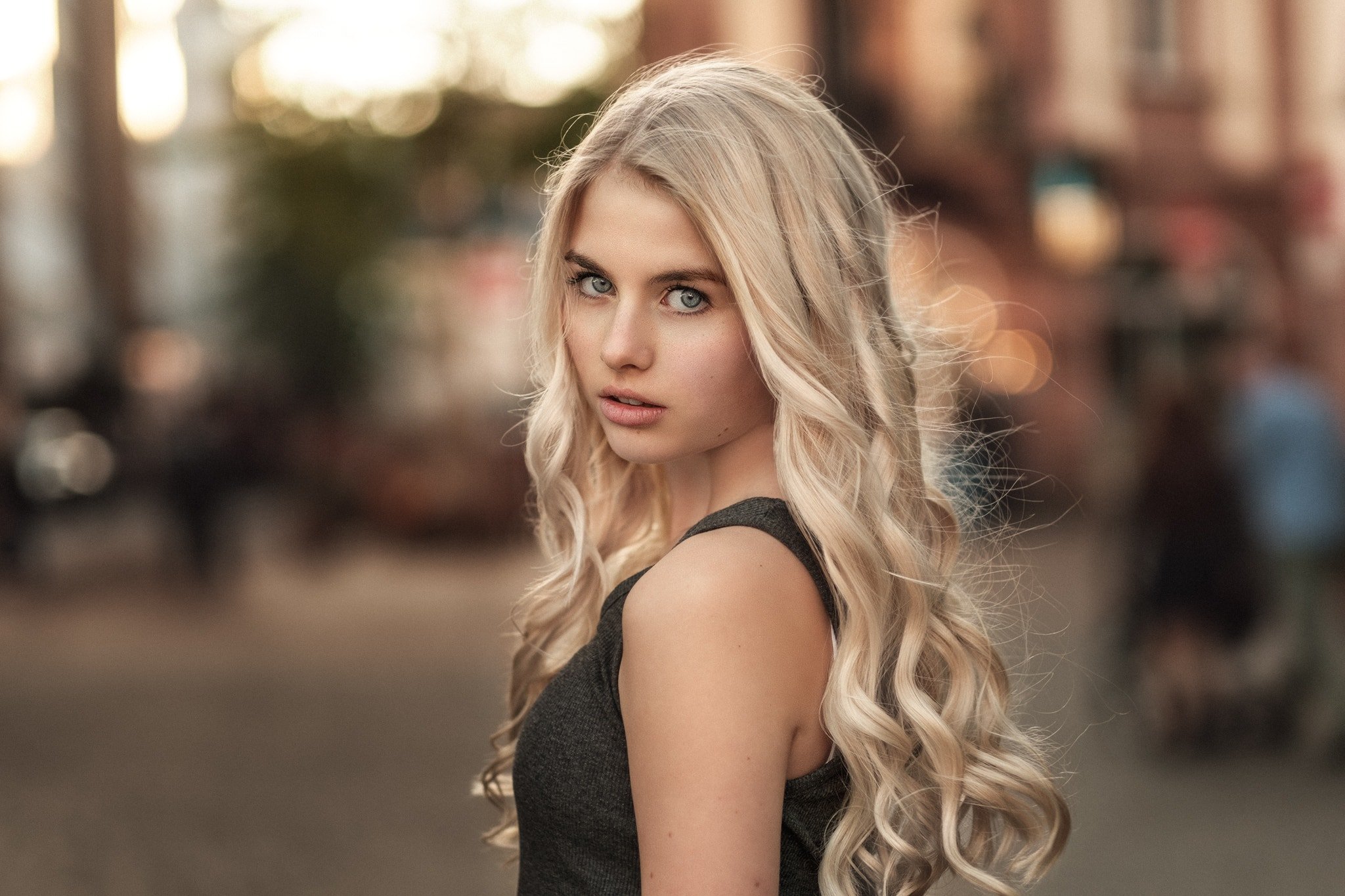 Красивая блондинка пышные волосы | Премиум Фото
