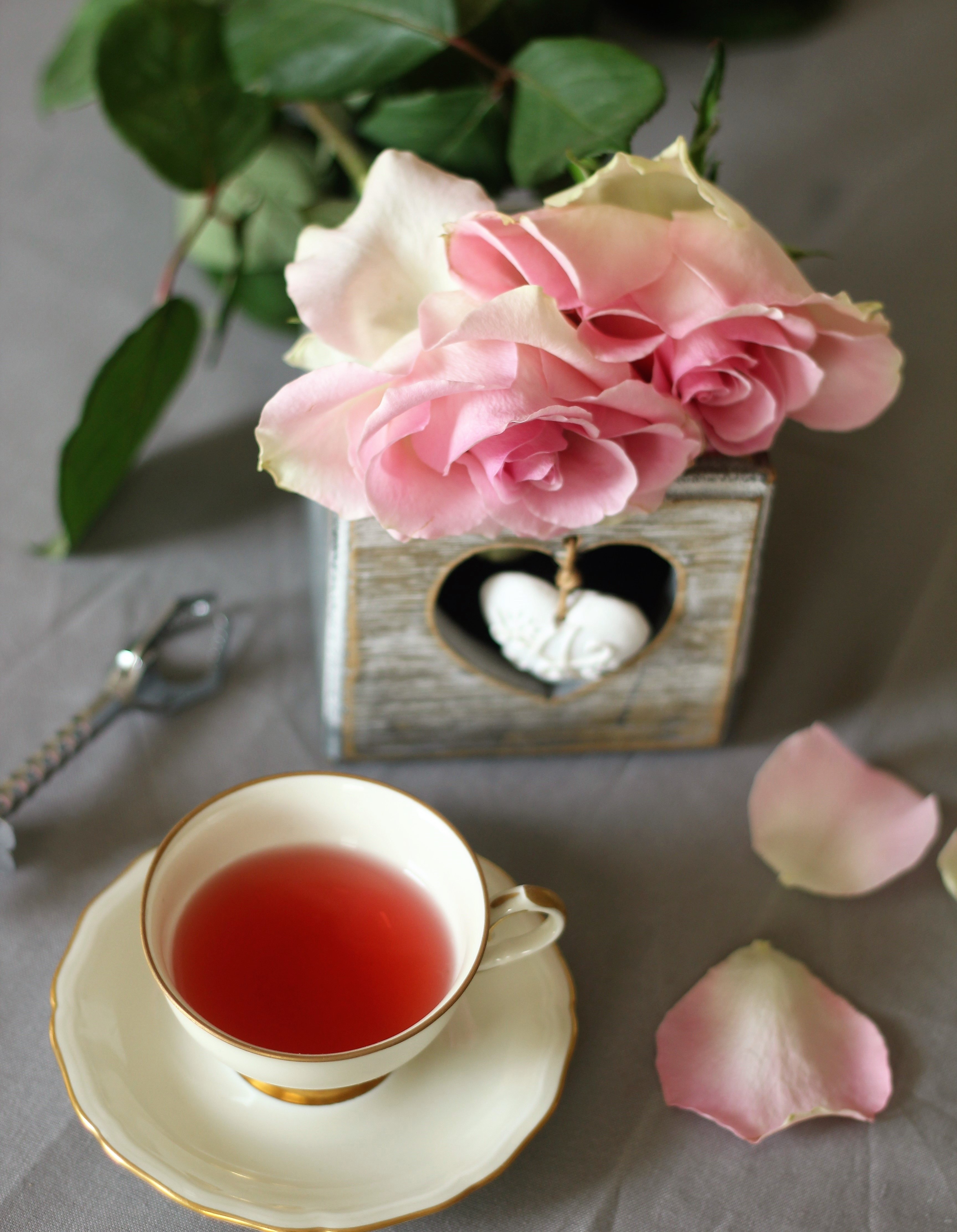 Картинка утро доброе розовое. Чай с розой. Чай цветок. Чай с цветами.