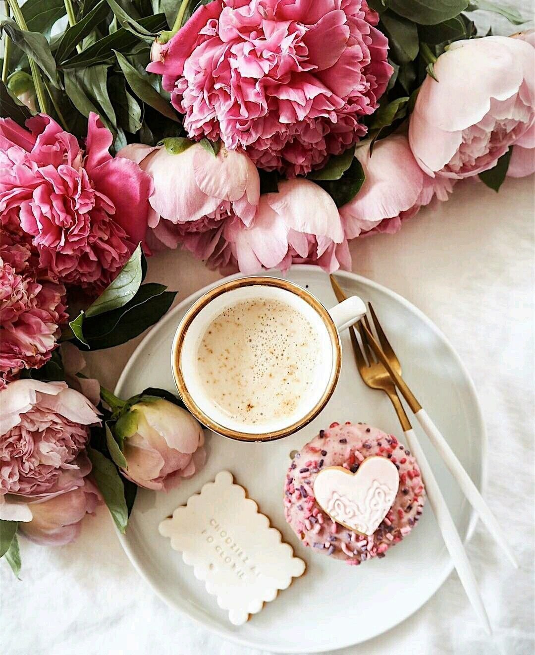 Стильные картинки с добрым утром красивые новые. Кофе и цветы. Утренние цветы. Доброе утро пионы. Пионы и кофе.