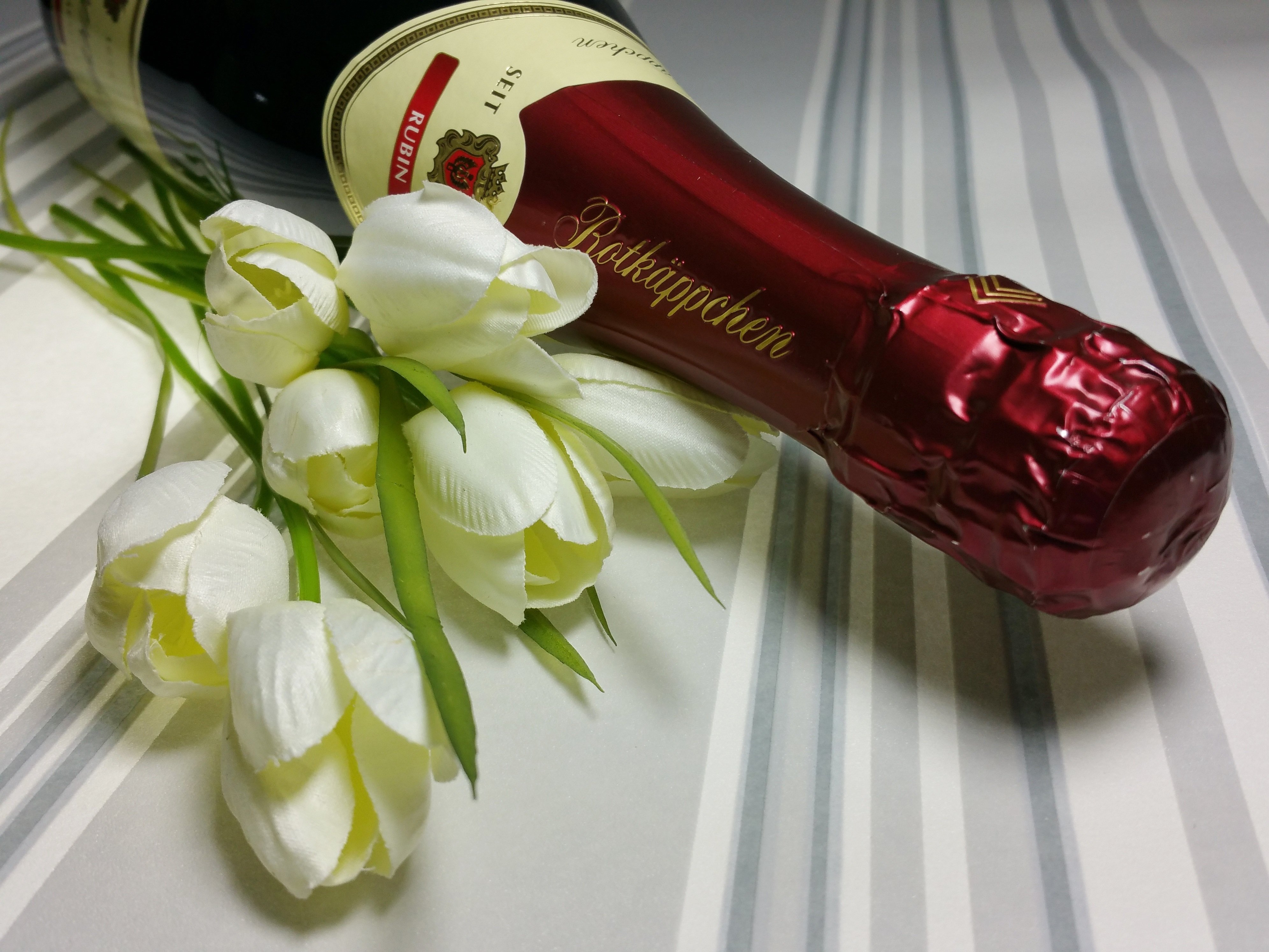 Шампанское и розы 69. Шампанское. Букет цветов и шампанское. Букет цветов и вино. Цветы шампанское конфеты.