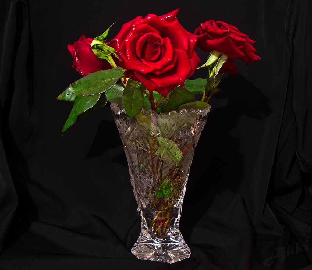 Букет роз в вазе из чешского стекла. Розы в вазе. Шикарные розы в вазе.