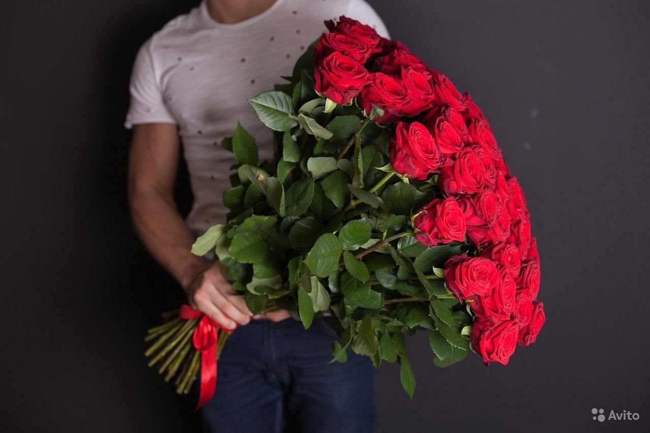 Картинка мужчина дарящего цветы. Букет цветов для девушки. Парень с букетом роз. Огромный букет. Мужчина с цветами.