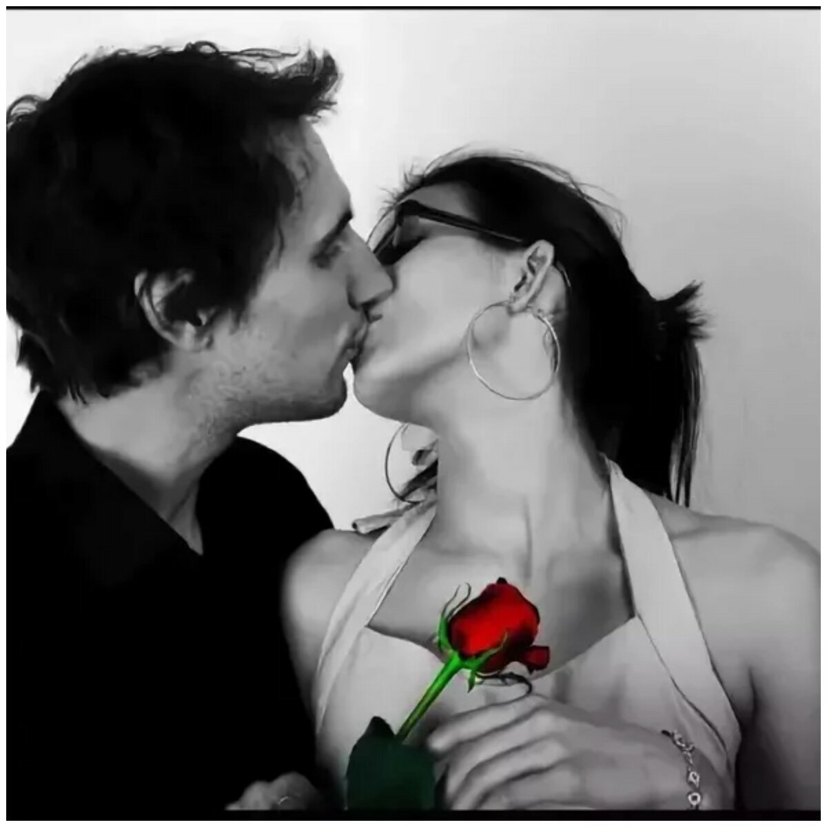 Мужчина целует любимую женщину. Поцелуй. Поцелуй для любимой. Поцелуй розы. Поцелуйчики для мужчины красивые.