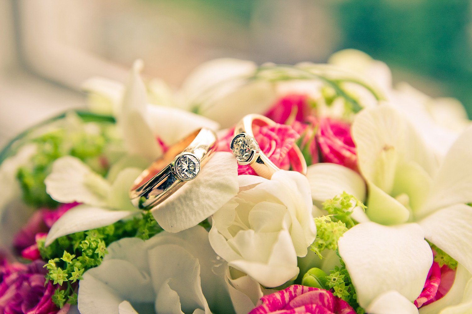Фото кольца и цветов. Цветы кольца свадьба. Букет цветов с кольцом. Свадебные цветы с кольцами. Обручальные кольца на букете.
