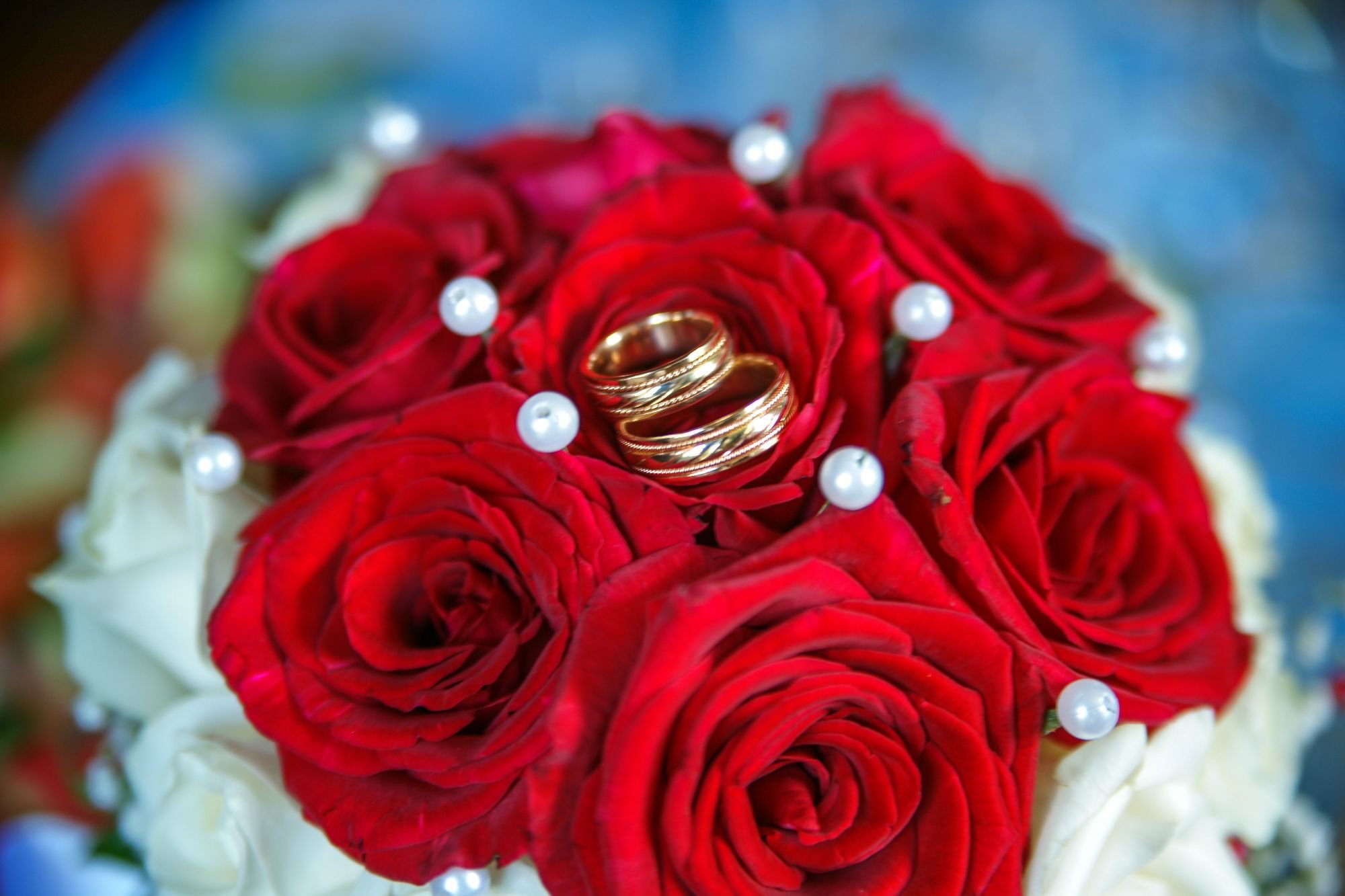 Фото кольца и цветов. Свадебные цветы. Свадебный букет. Букет невесты "красный". Букет невесты и кольца.