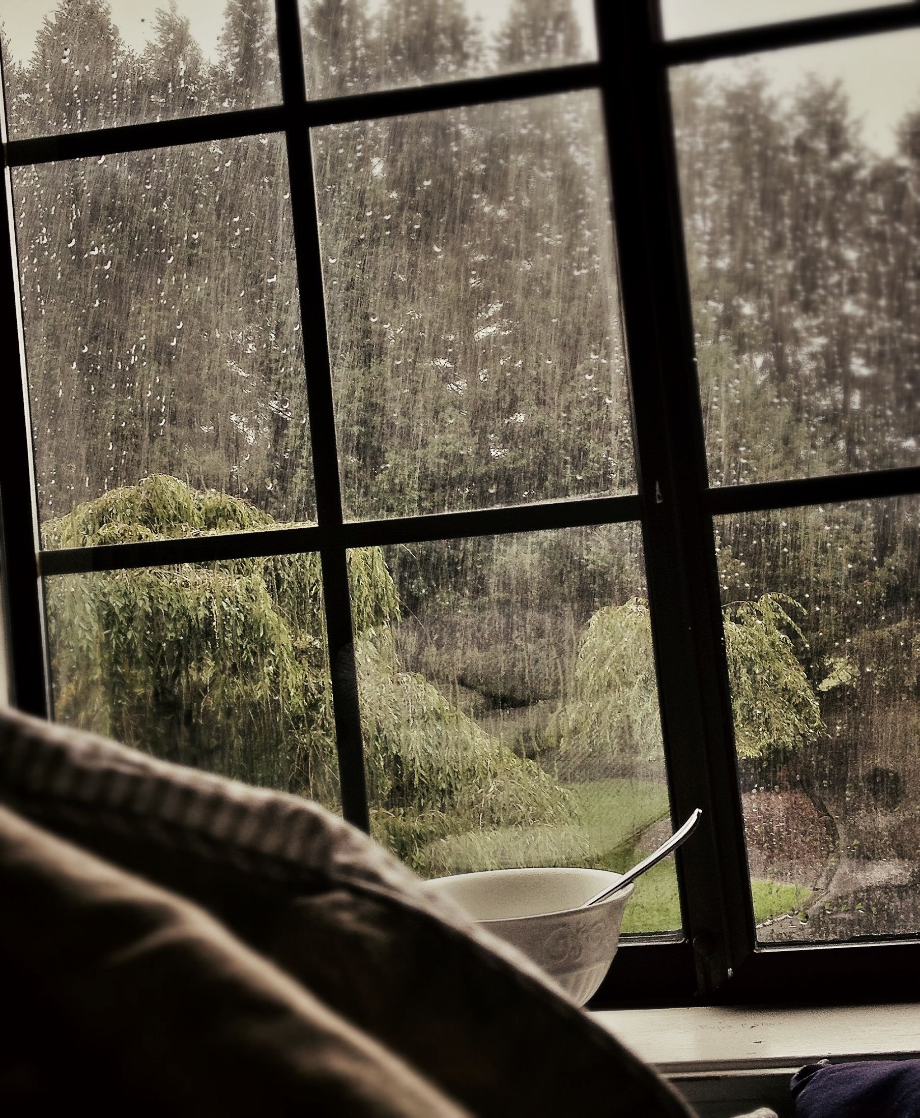 Ilgiz за окном дождь. Дождь за окном. Дождь в окне. Дождливый вид из окна. Окно с видом на природу.
