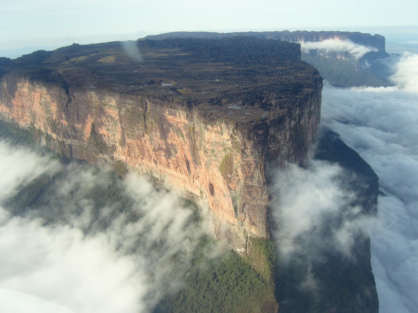 Самый высокий водопад гвианском плоскогорье. Столовая гора Рорайма в Венесуэле. Плоская гора Рорайма в Венесуэле. Венесуэла плато Тепуи. Плато Рорайма, Бразилия, Венесуэла, Гайана.