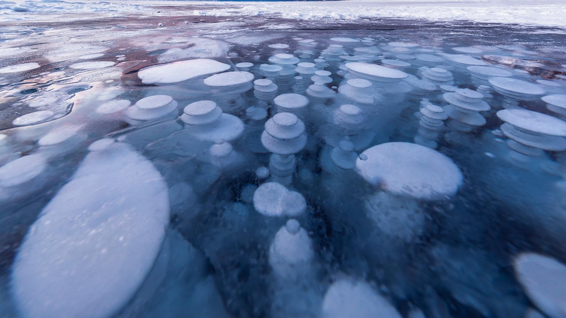 Пузырьки на байкале. Метановые пузыри на Байкале. Водоем Эйбрахам, Канада. Замерзшие пузыри на Байкале.