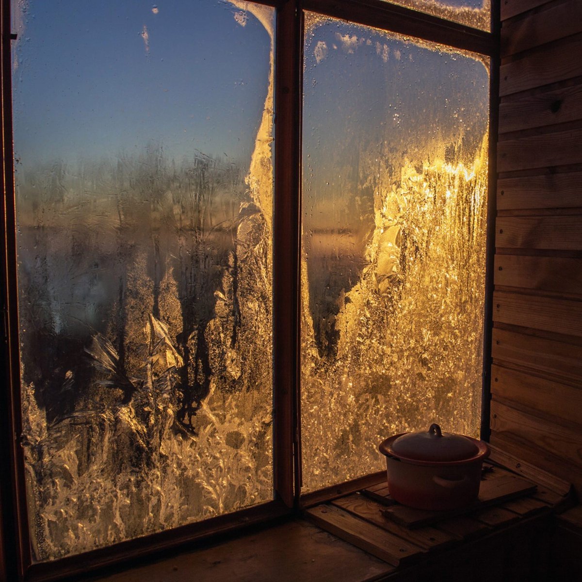 Вид из деревенского окна зима
