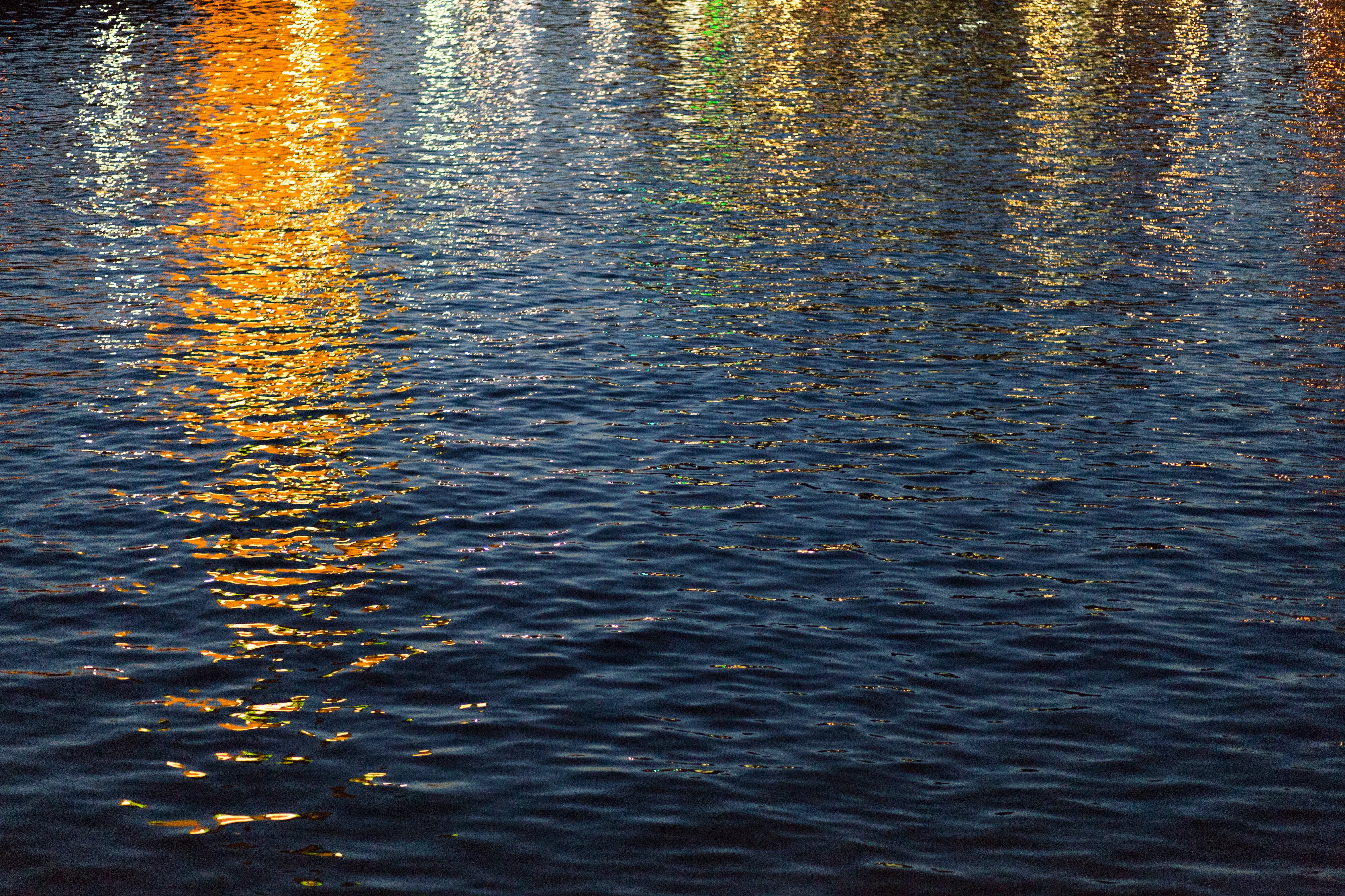 Ночь ледяная рябь канала. Гладь воды. Отражение в воде. Зеркальная гладь воды. Солнечные блики на воде.