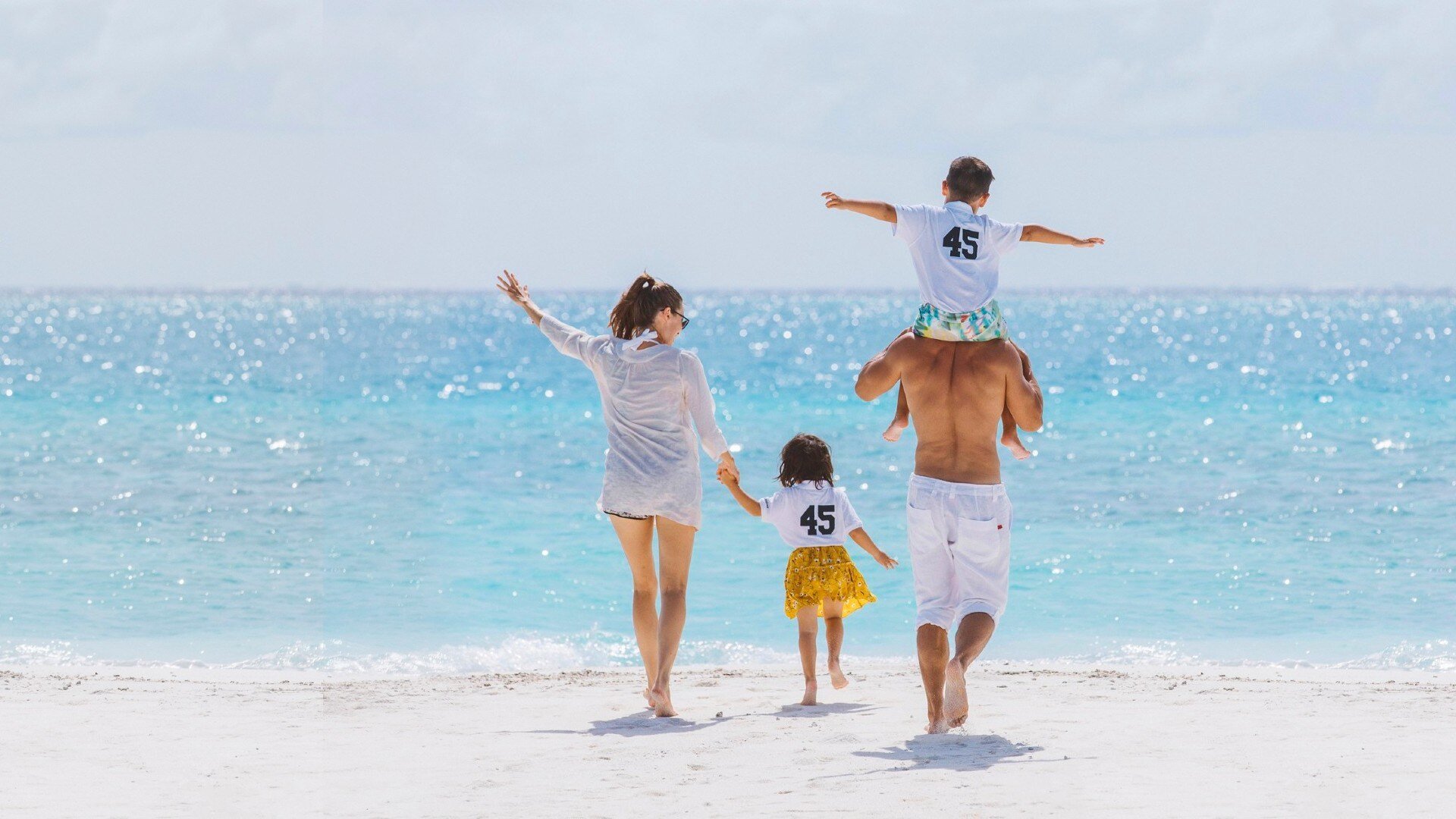 Фото семья на море с малышом