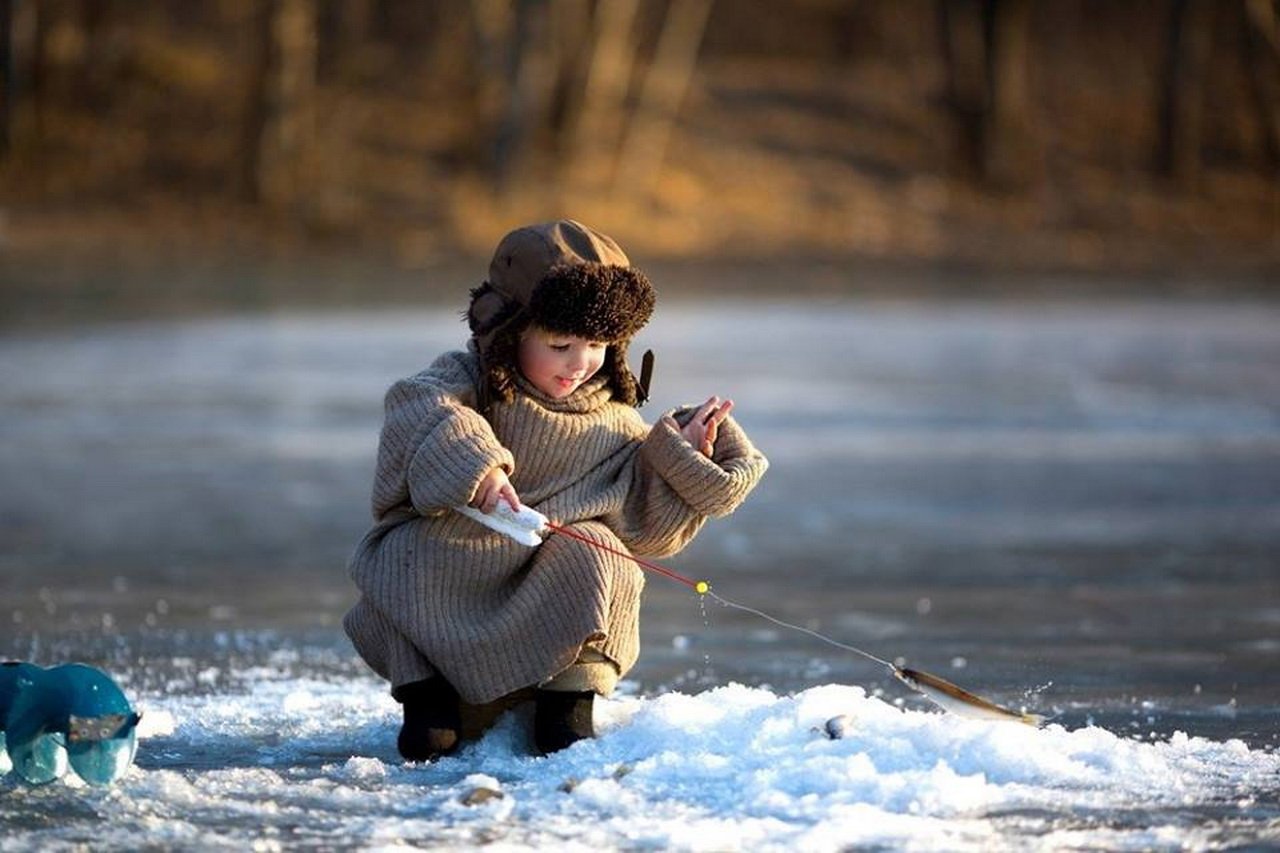 Мальчик на зимней рыбалке