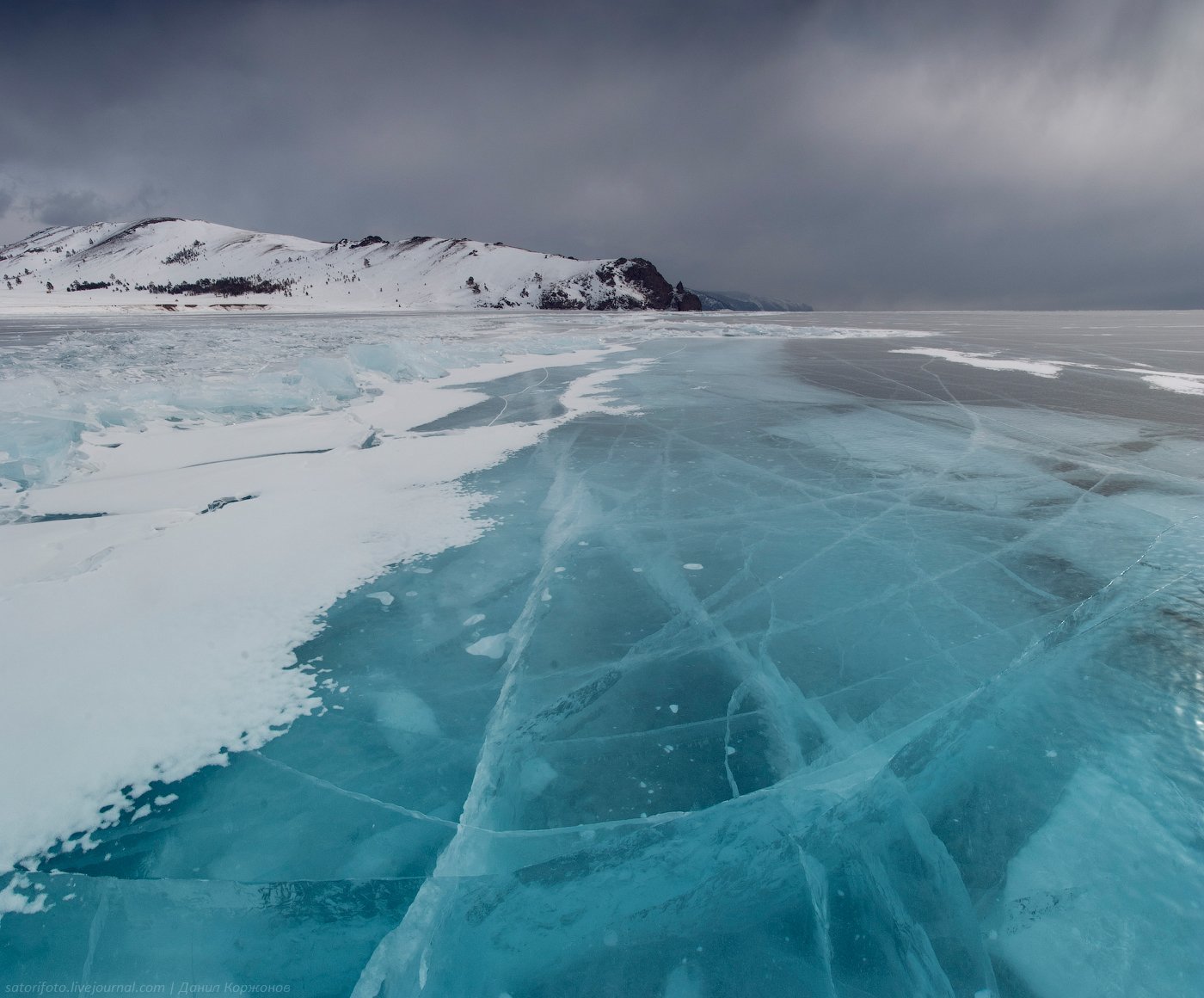 Лед 8 читать. Озеро Байкал лед. Озеро Байкал подо льдом. Замерзшее озеро Байкал. Озеро Байкал зима.