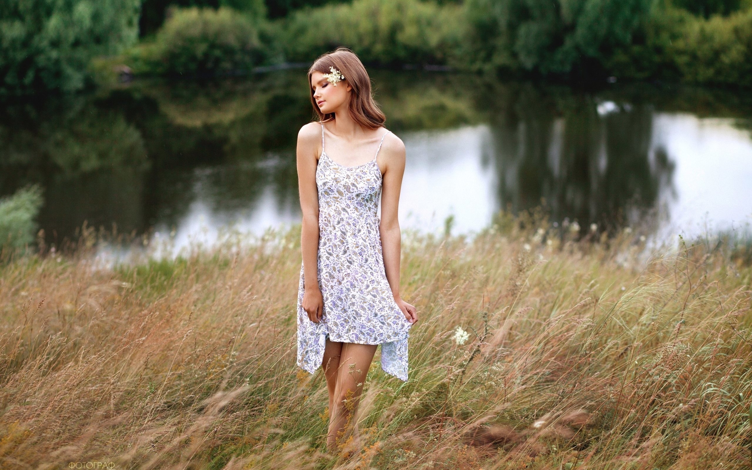 Красивые девушки река. Девушка в платье летнем. Летняя фотосессия на природе. Девушка на природе.