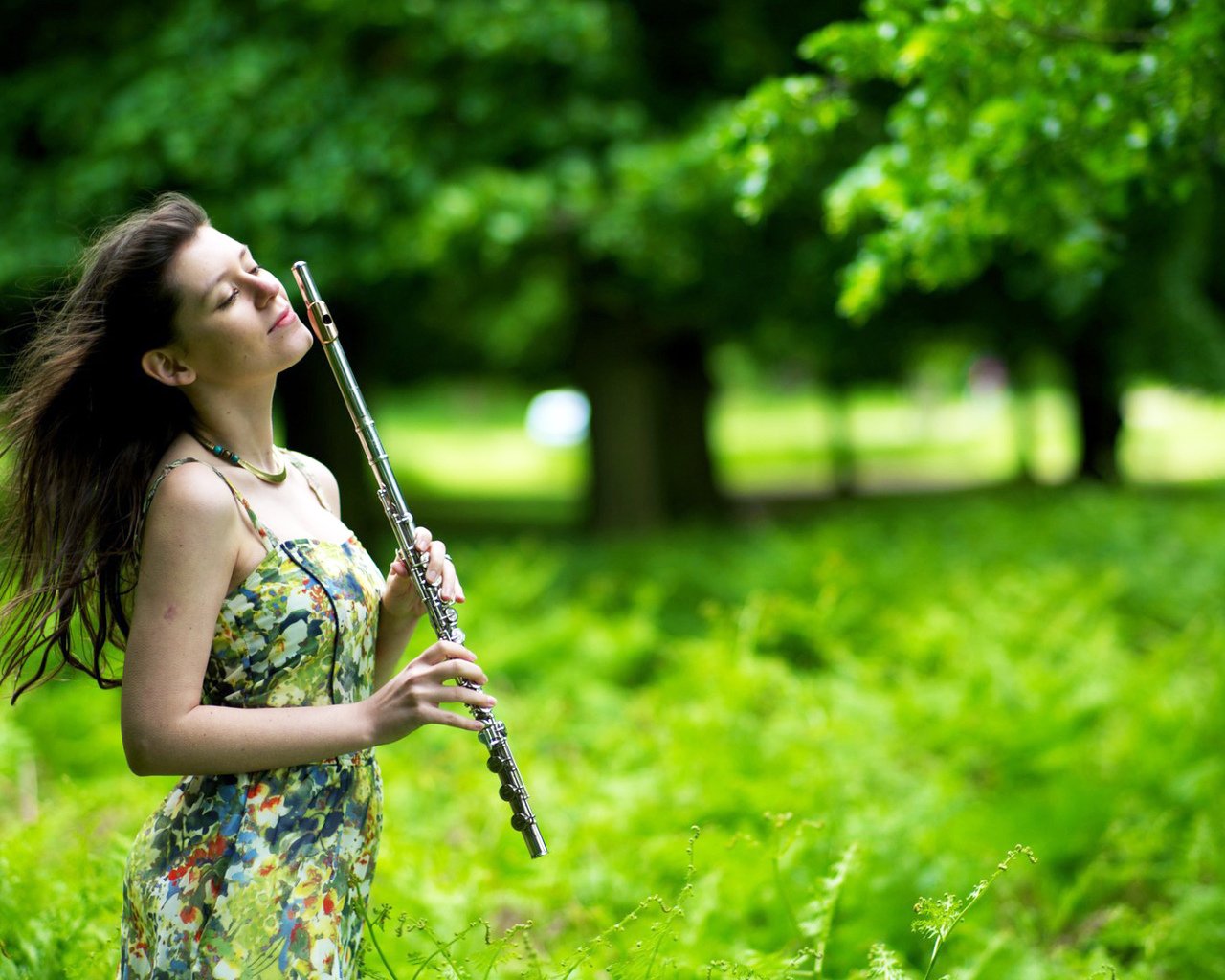 Флейта в цветах. Флейта. Фотосессия с флейтой. Девочка с флейтой. Девушка флейтистка.