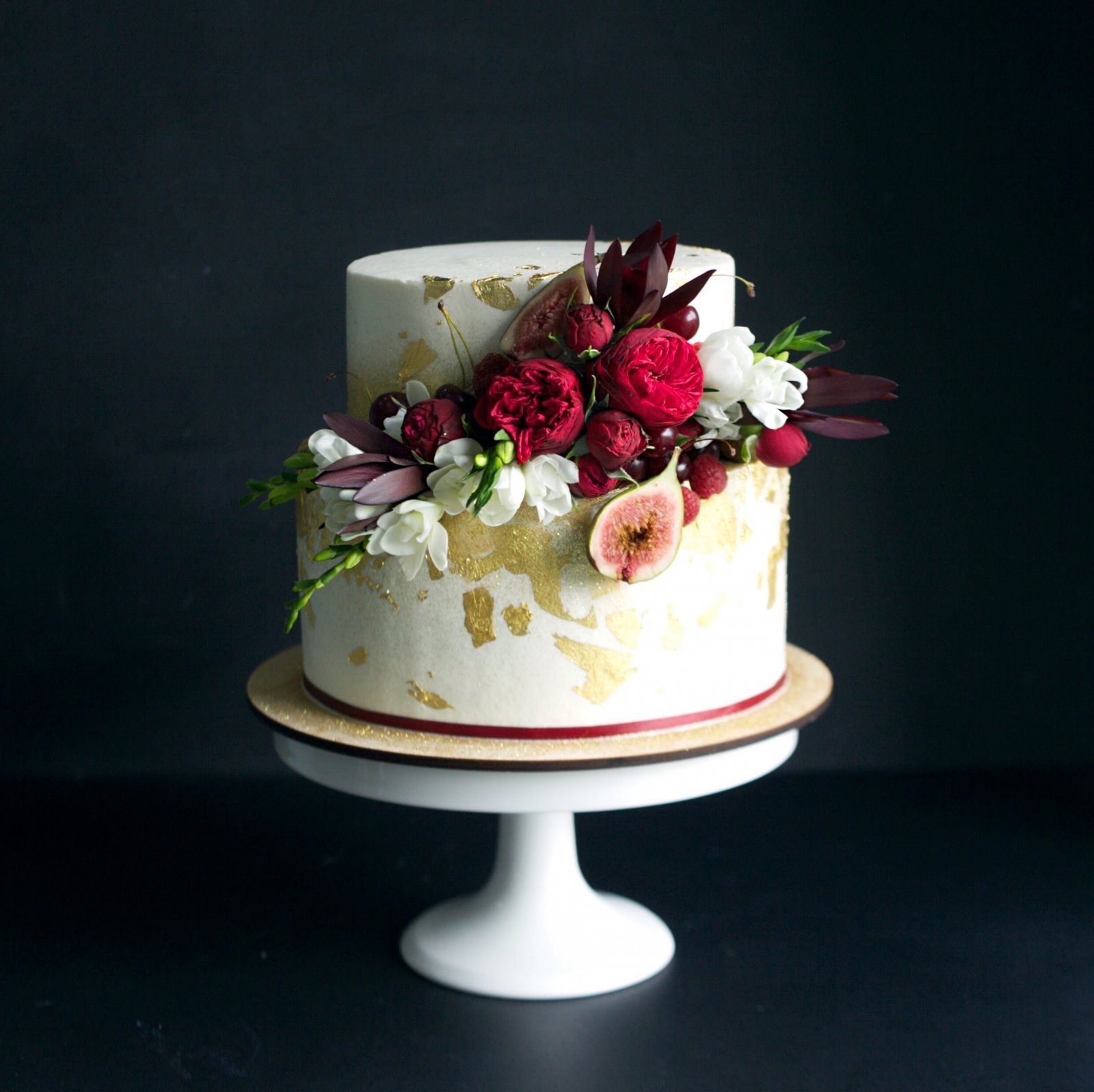 Украсить торт живыми. Торт с цветами. Торт с живыми цветами. Декор торта цветами. Торт украшенный цветами живыми.