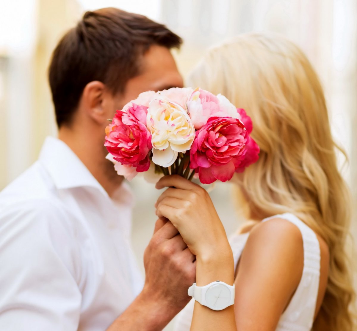 Что значит когда мужчина дарит женщине цветы?