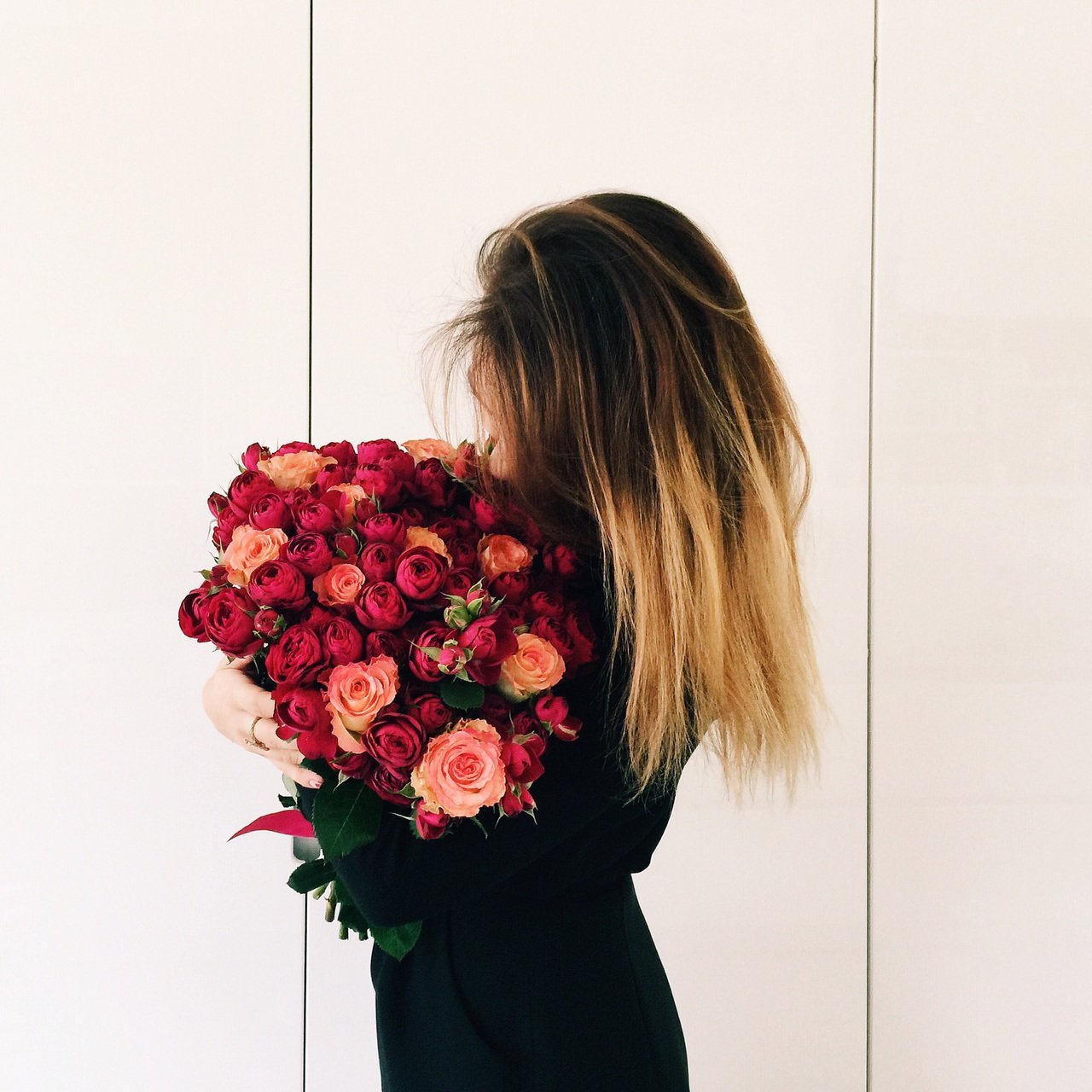 Картинка девушка спиной с букетом цветов