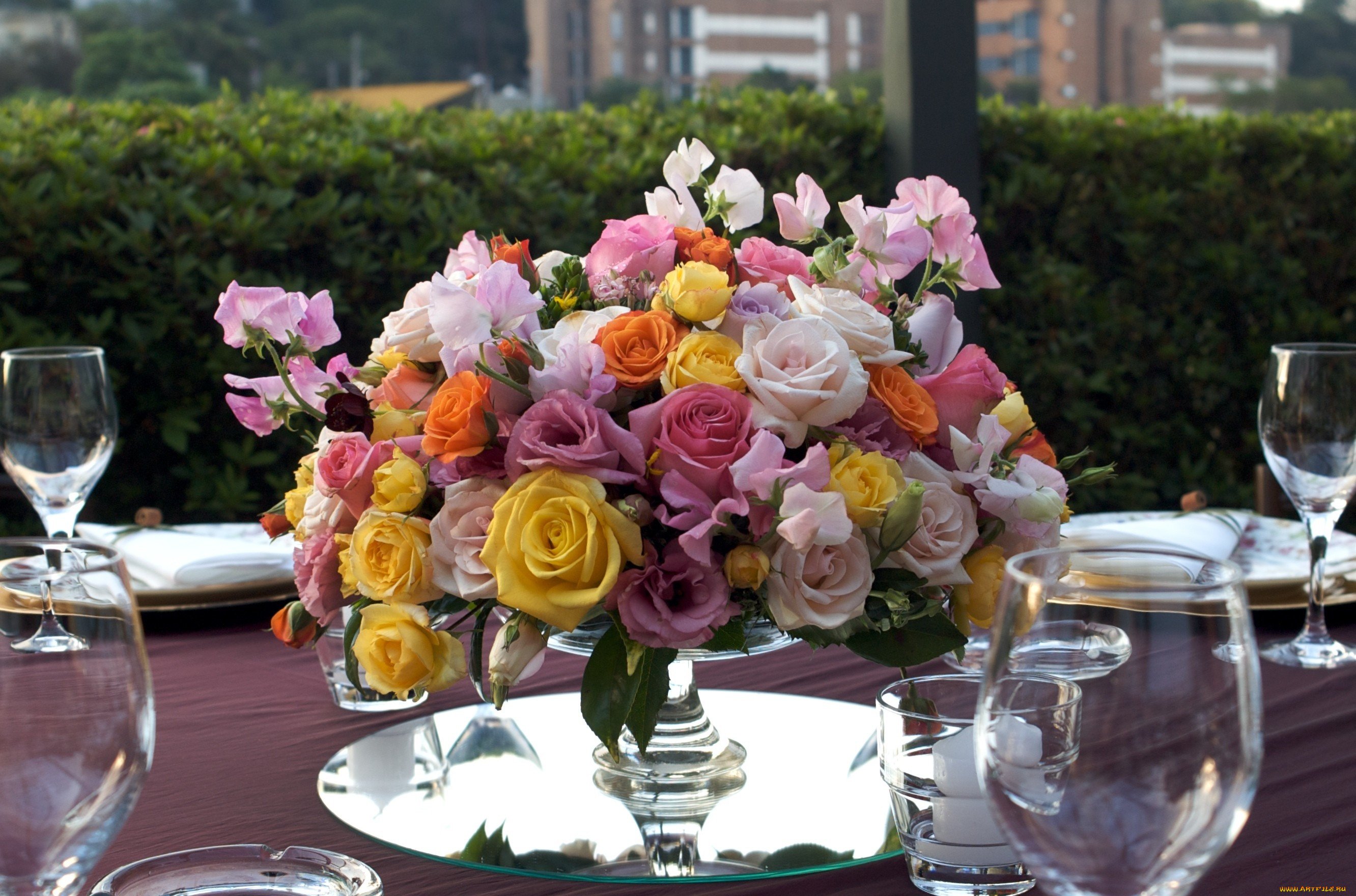 Много цветов на столе. Цветочная композиция. Композиция из цветов на стол. Свадебные композиции из цветов на стол. Цветы на праздничном столе.