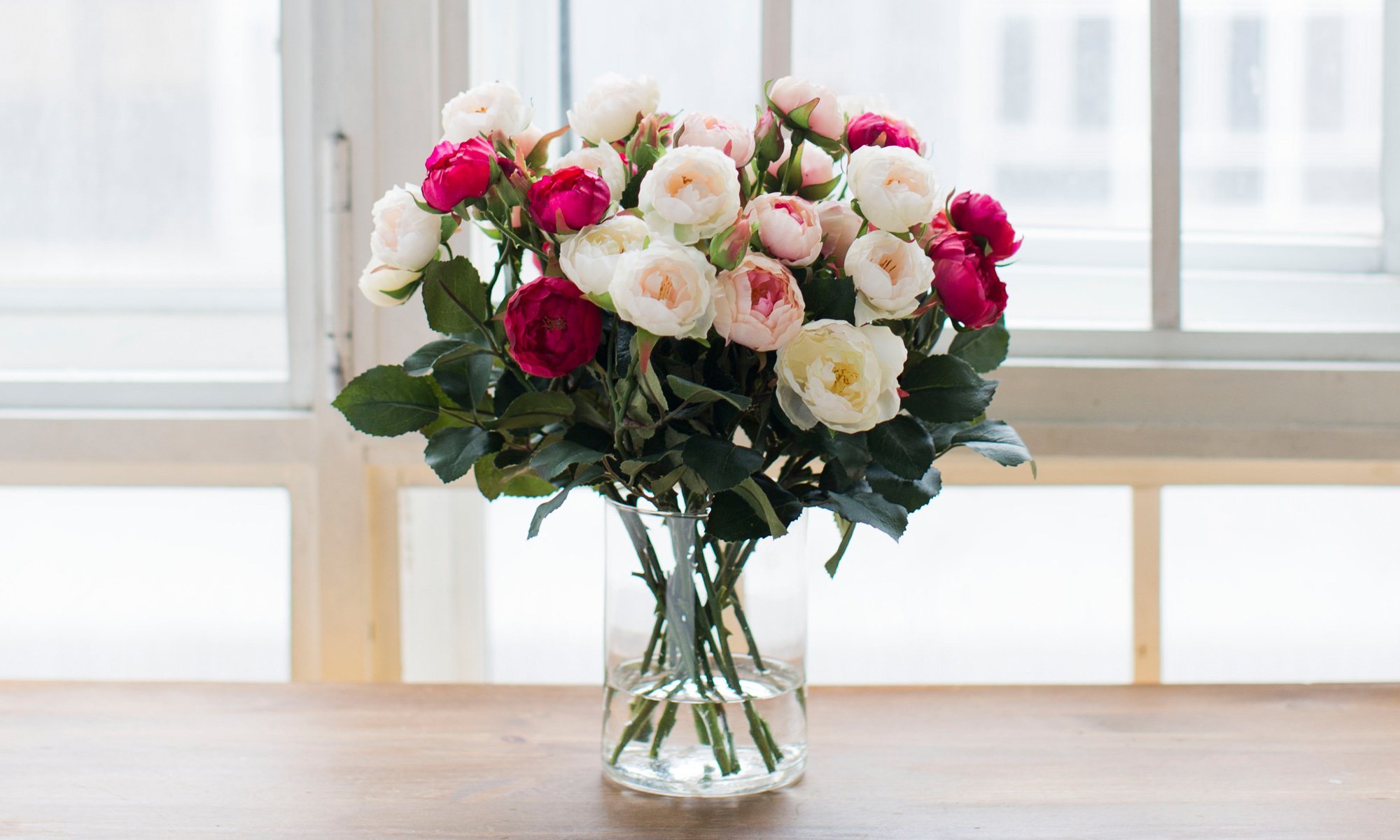 Букеты роз в вазе на столе. Цветы в вазе. Шикарные цветы в вазе. Красивый букет цветов в вазе. Букет роз в вазе.