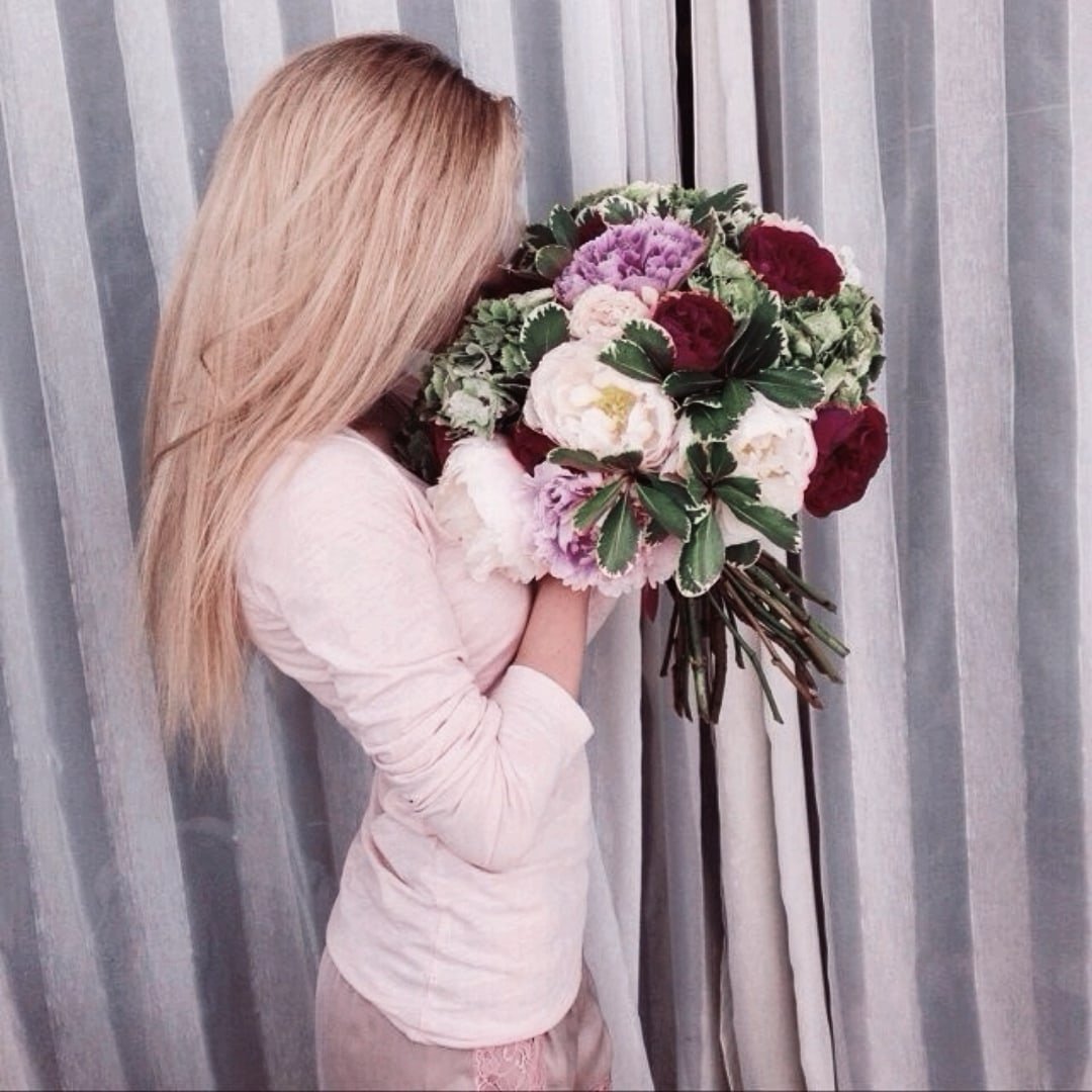 Фото блондинки с цветами со спины