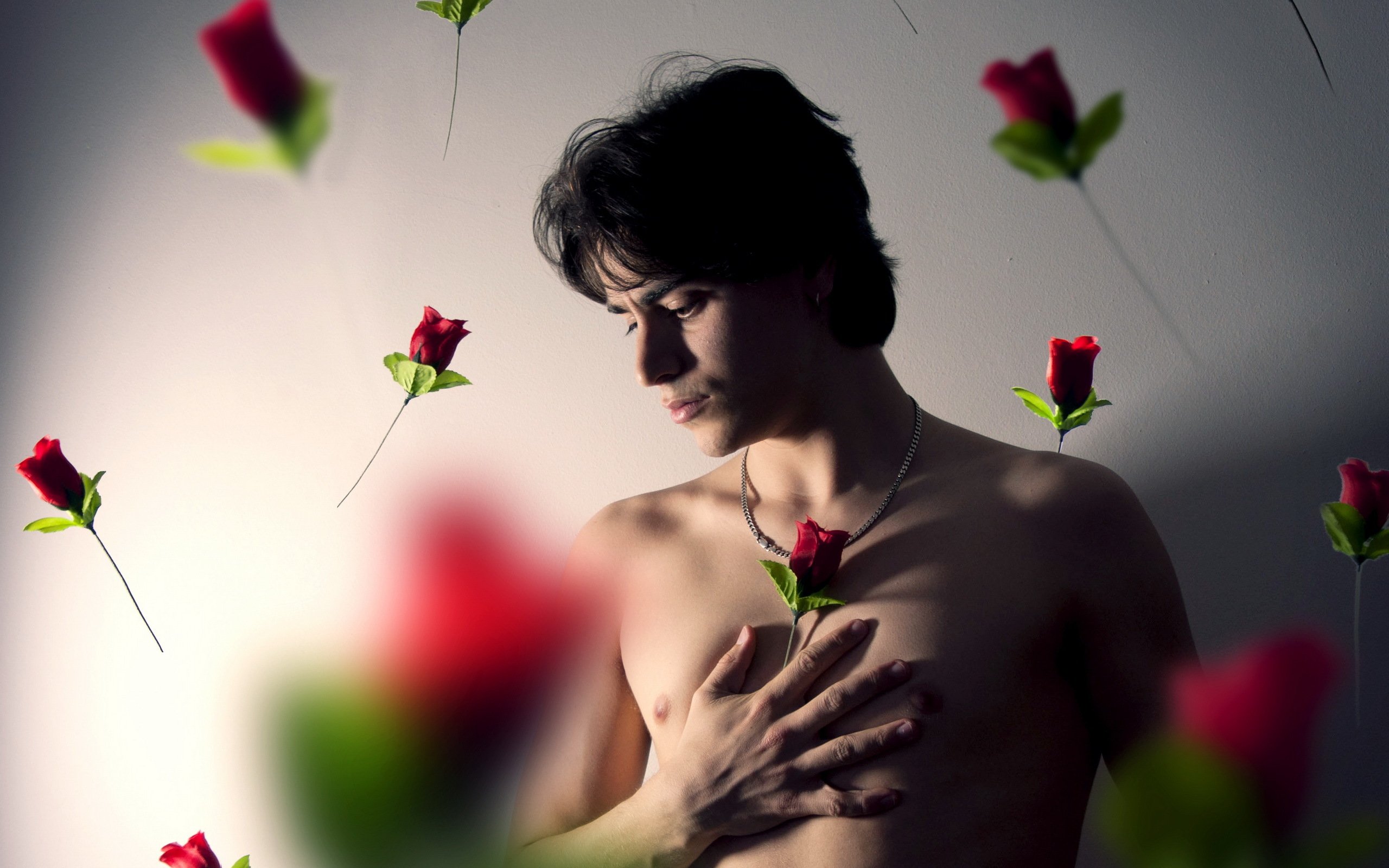 Дилогия твое сердце. Человек с цветами. Парень с цветком в руке. Парень с розой. Мужчина с цветами.